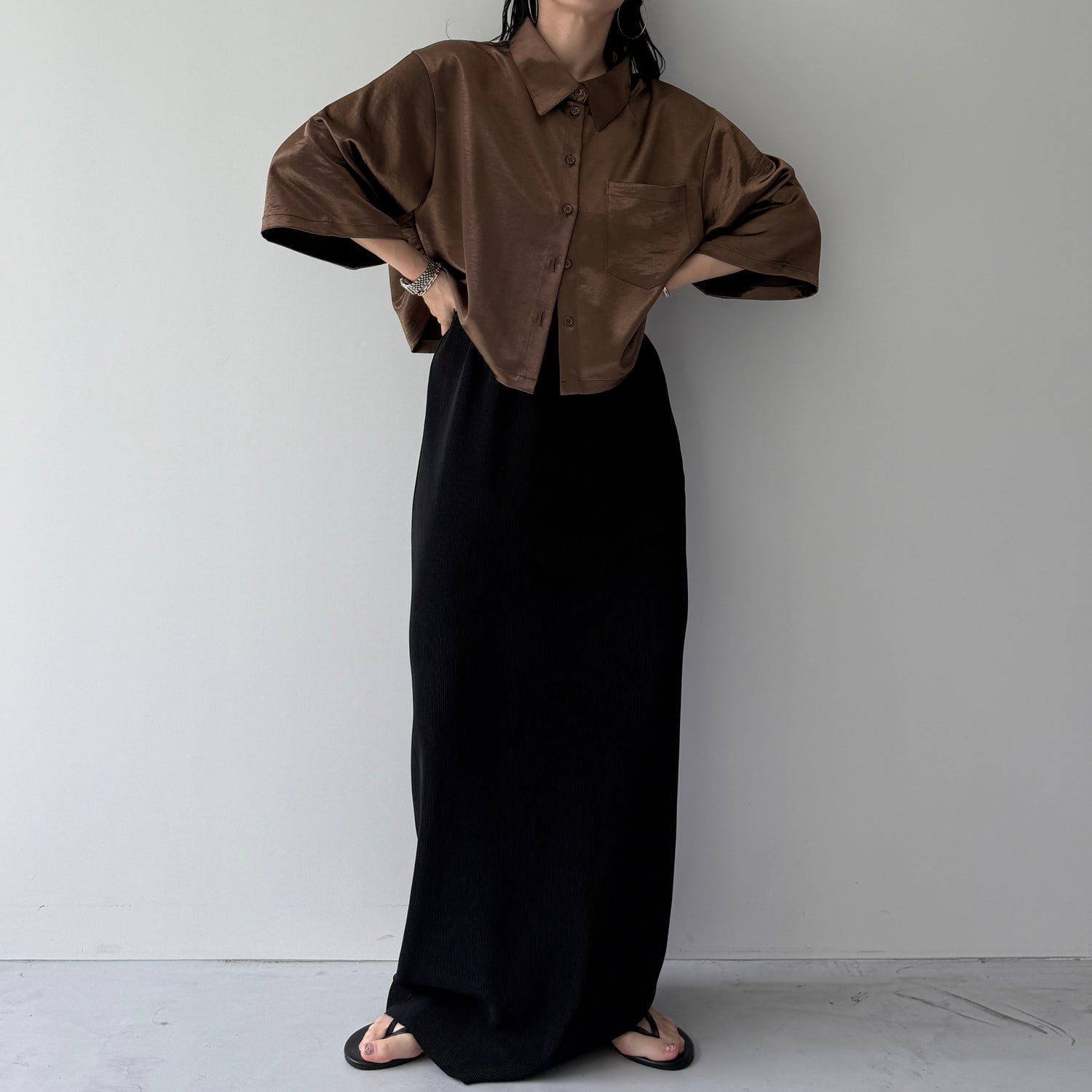 glossy cropped satin shirt / brown