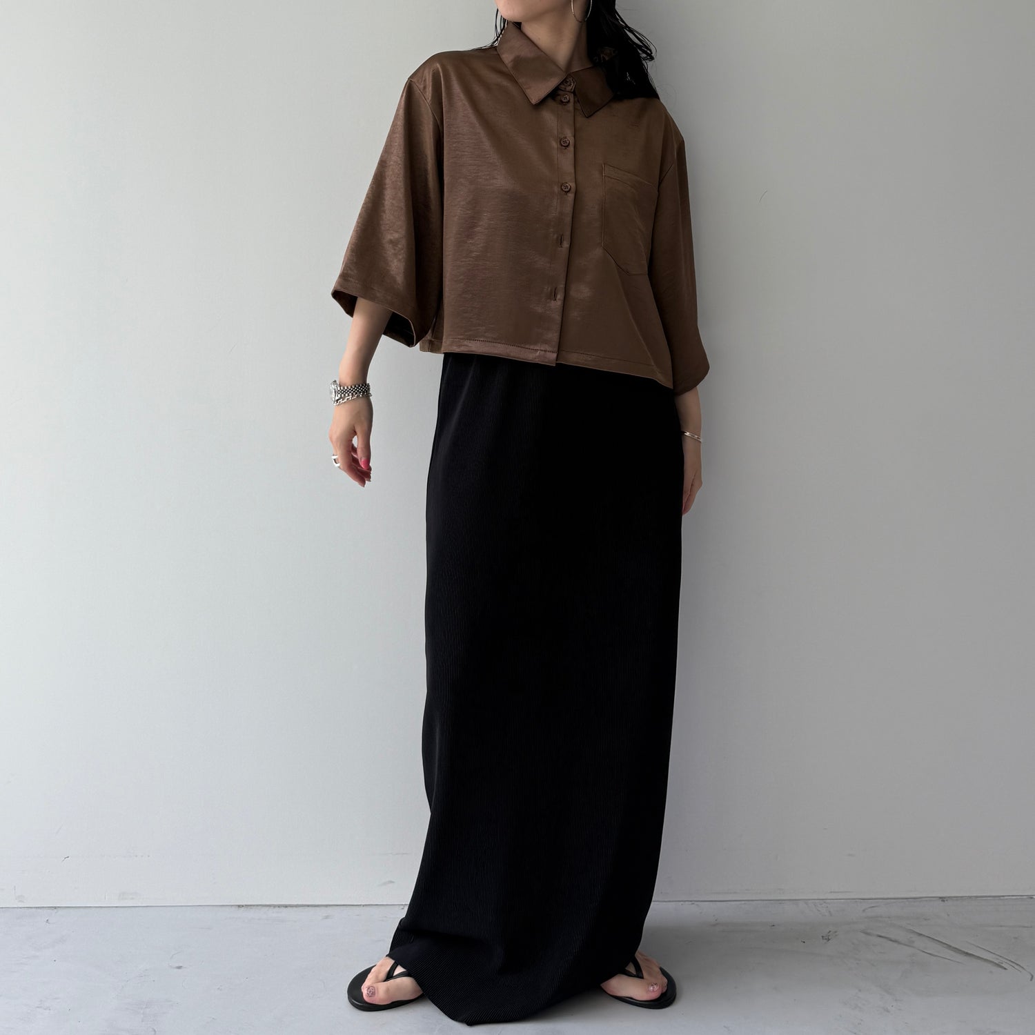 glossy cropped satin shirt / brown