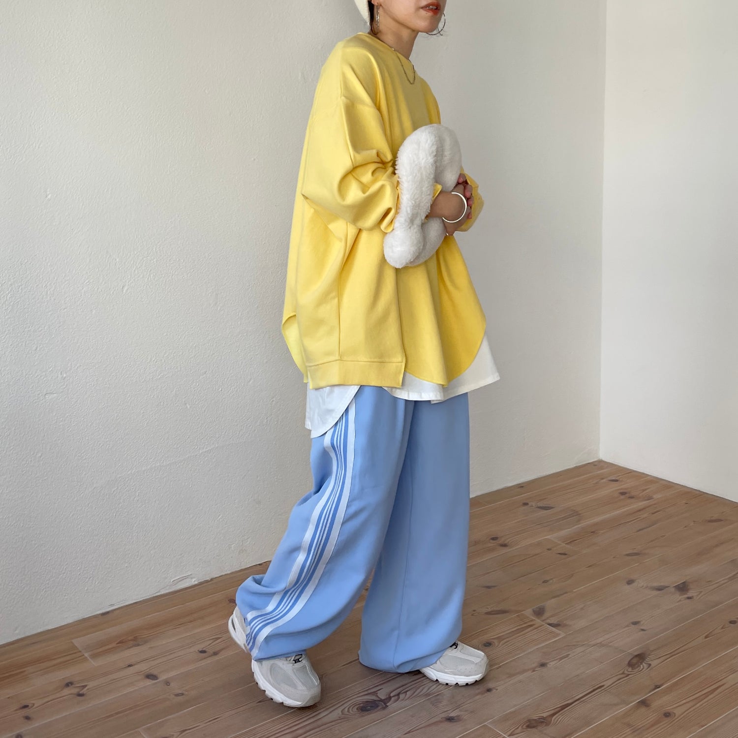 asymmetry design sweat / milky yellow