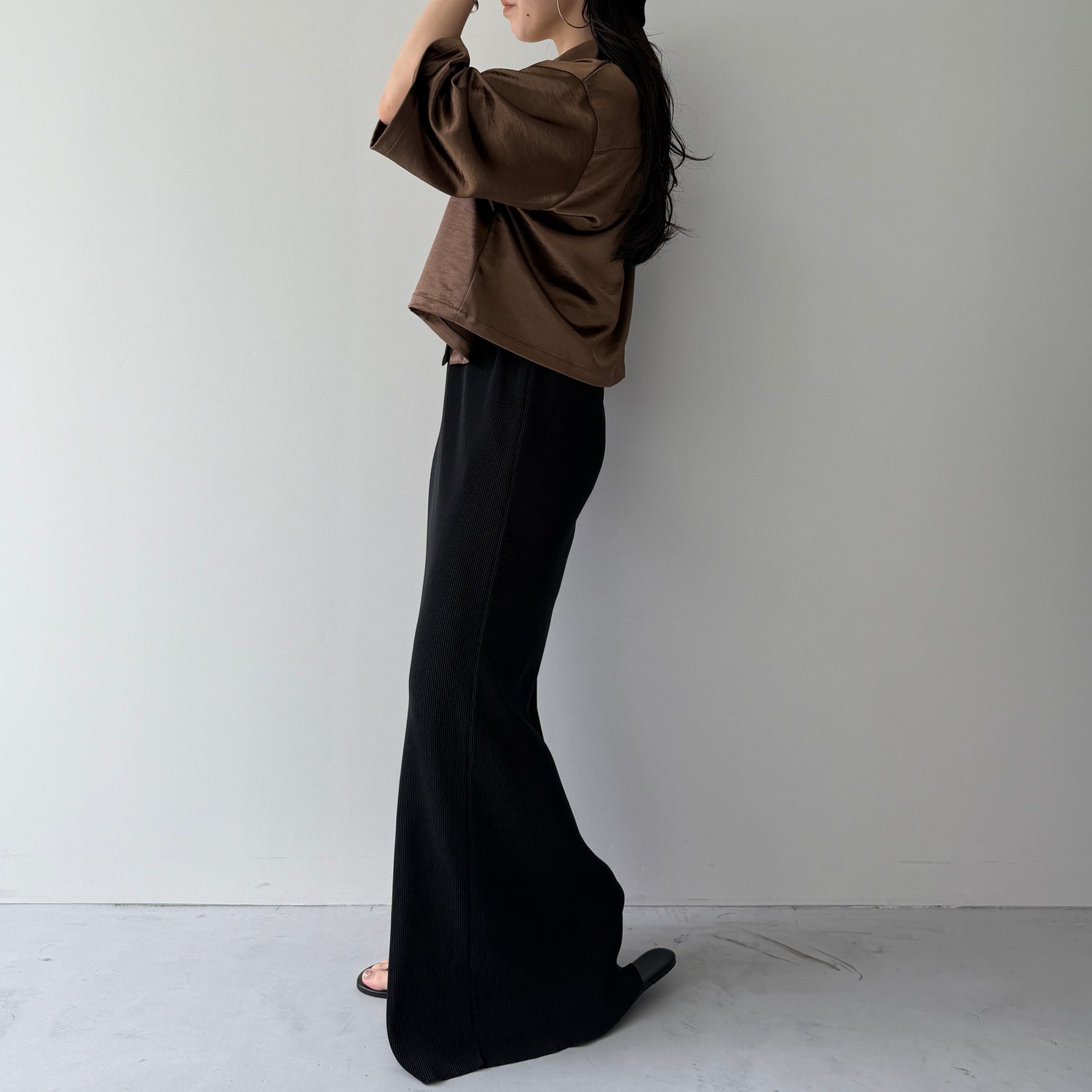 glossy cropped satin shirt / brown
