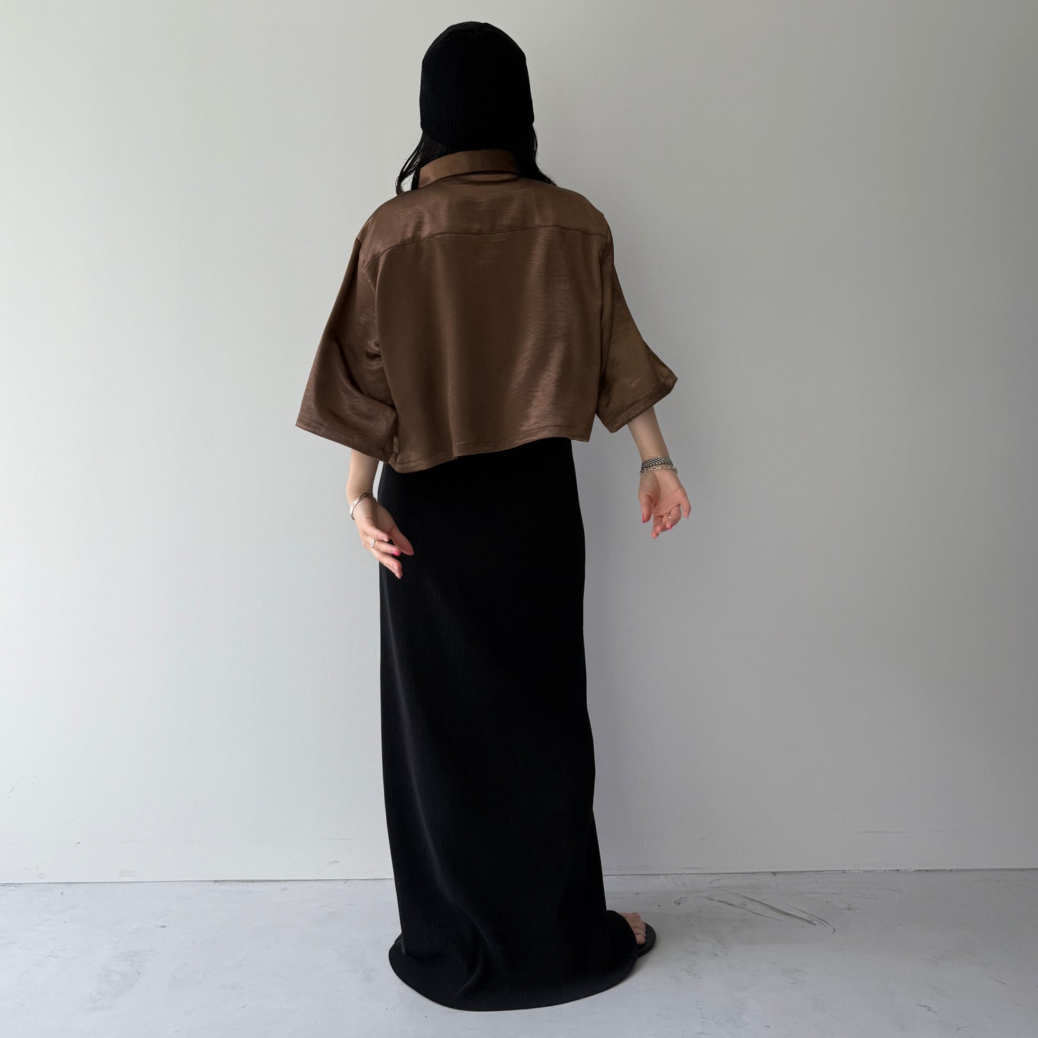 glossy cropped satin shirt / brown