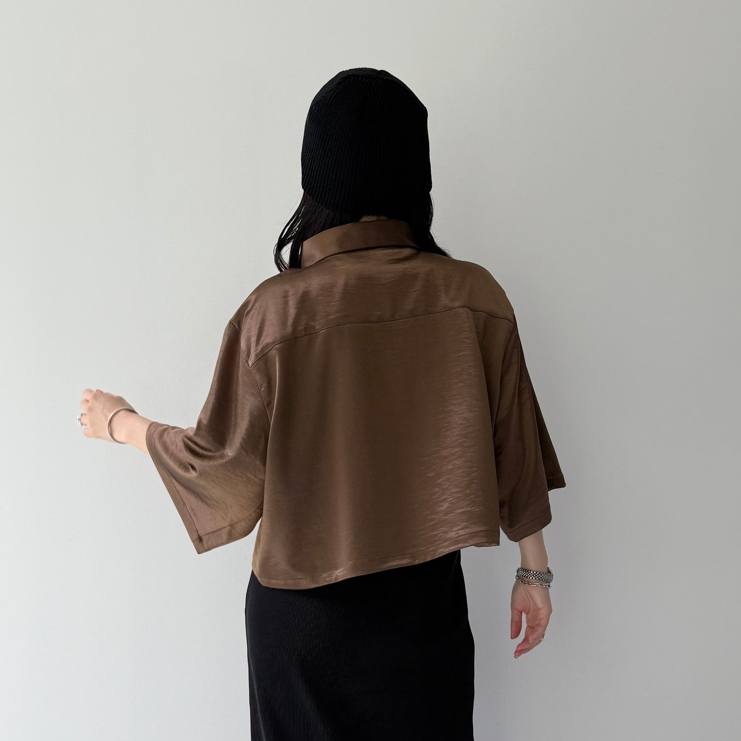 glossy cropped satin shirt / brown