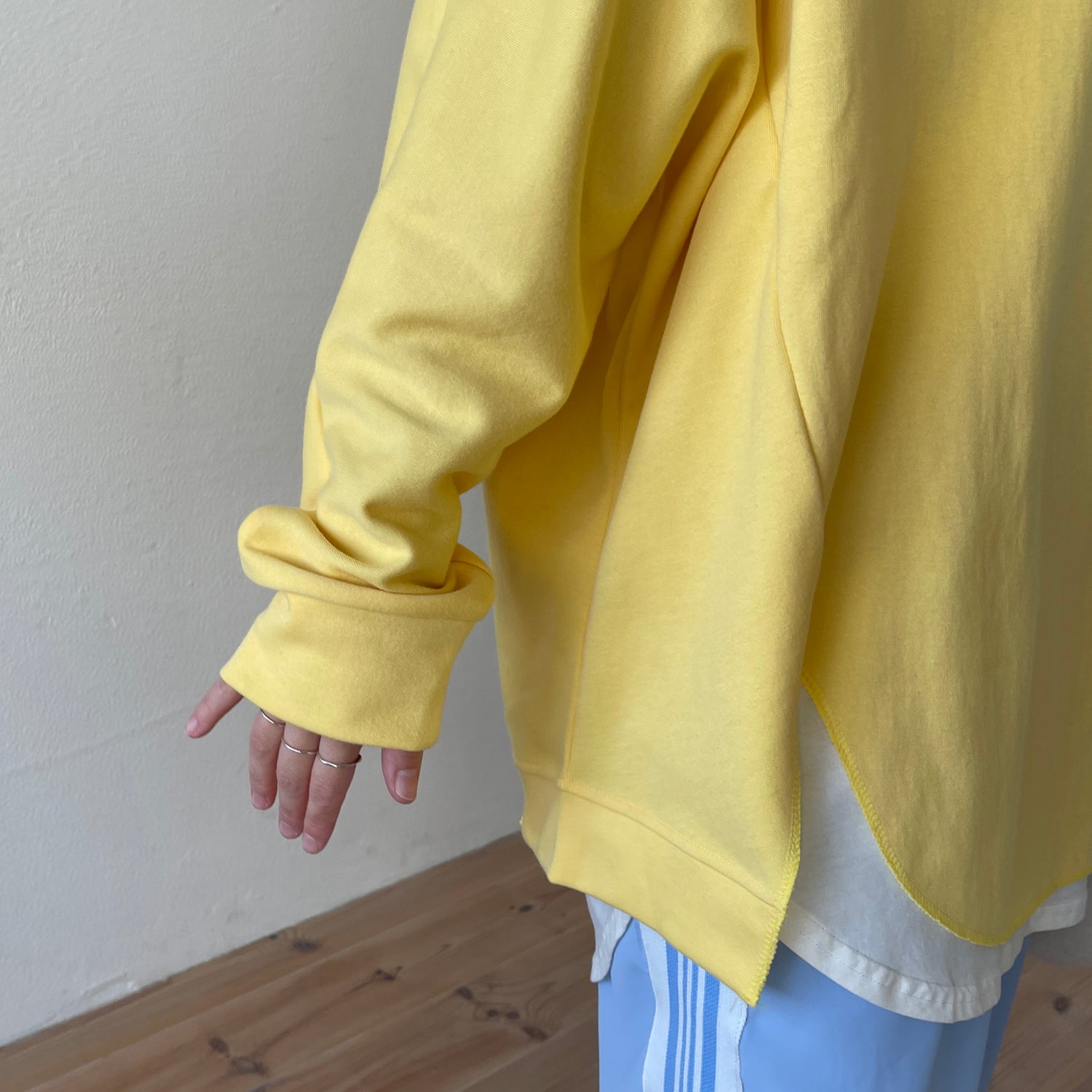 asymmetry design sweat / milky yellow