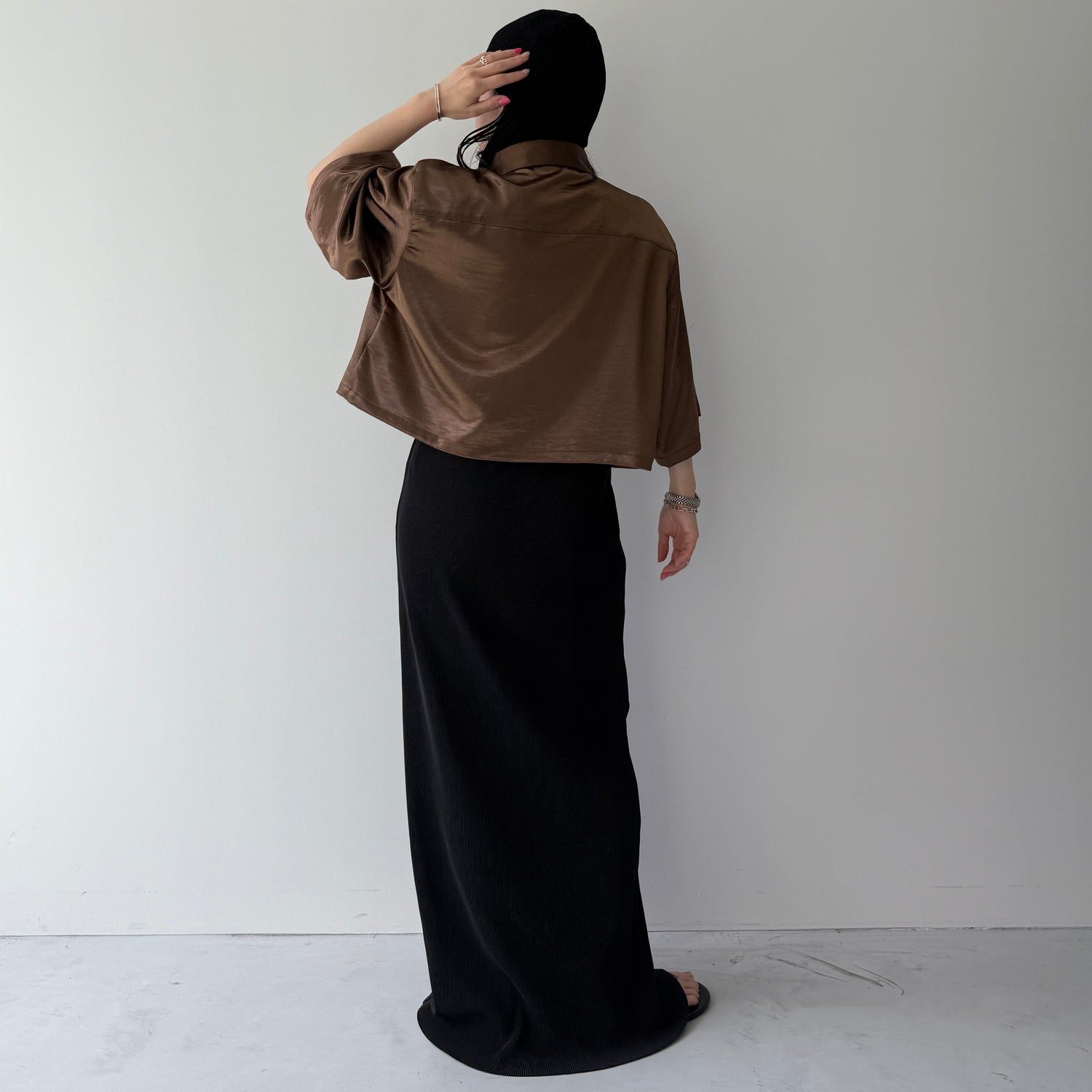 glossy cropped satin shirt / brown