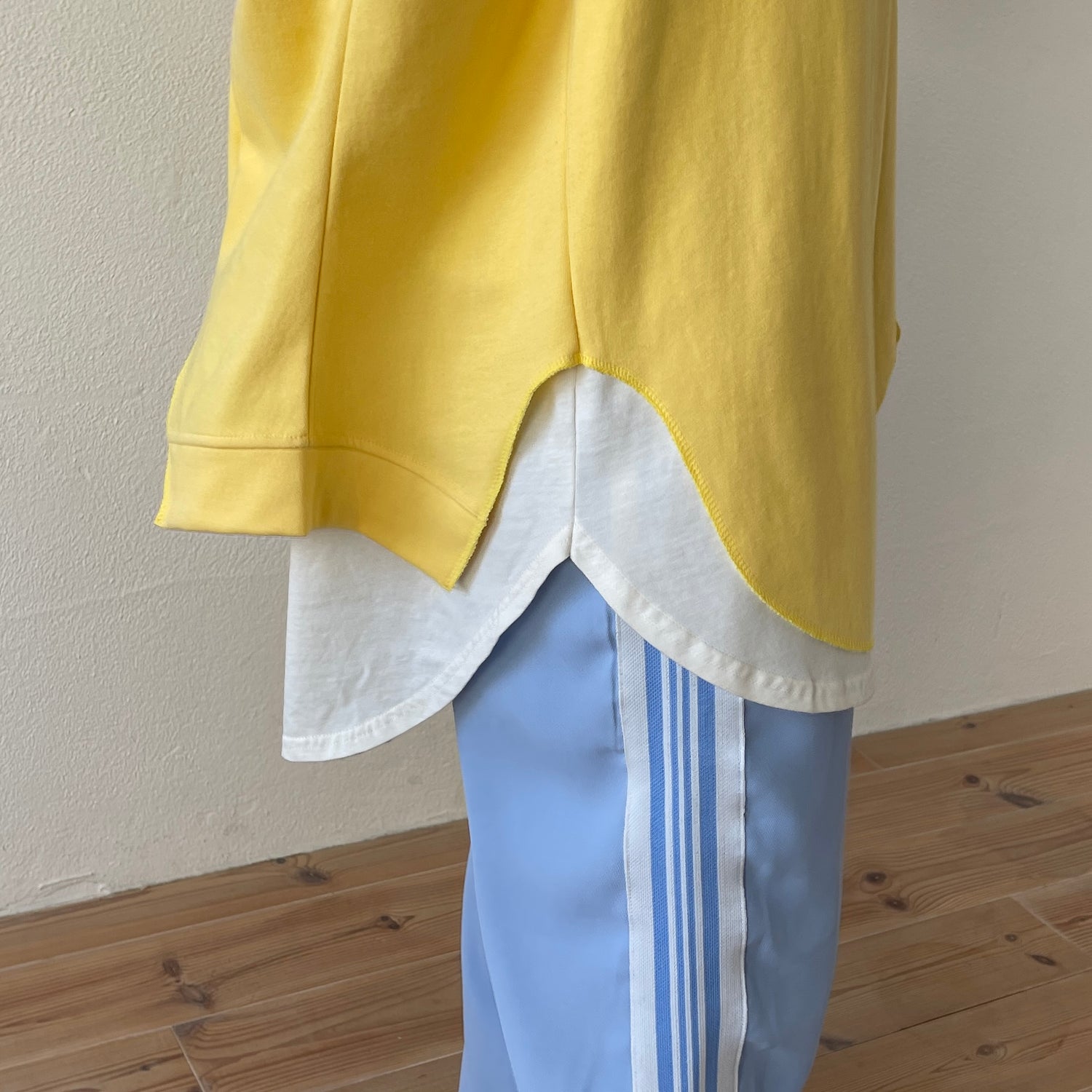 asymmetry design sweat / milky yellow