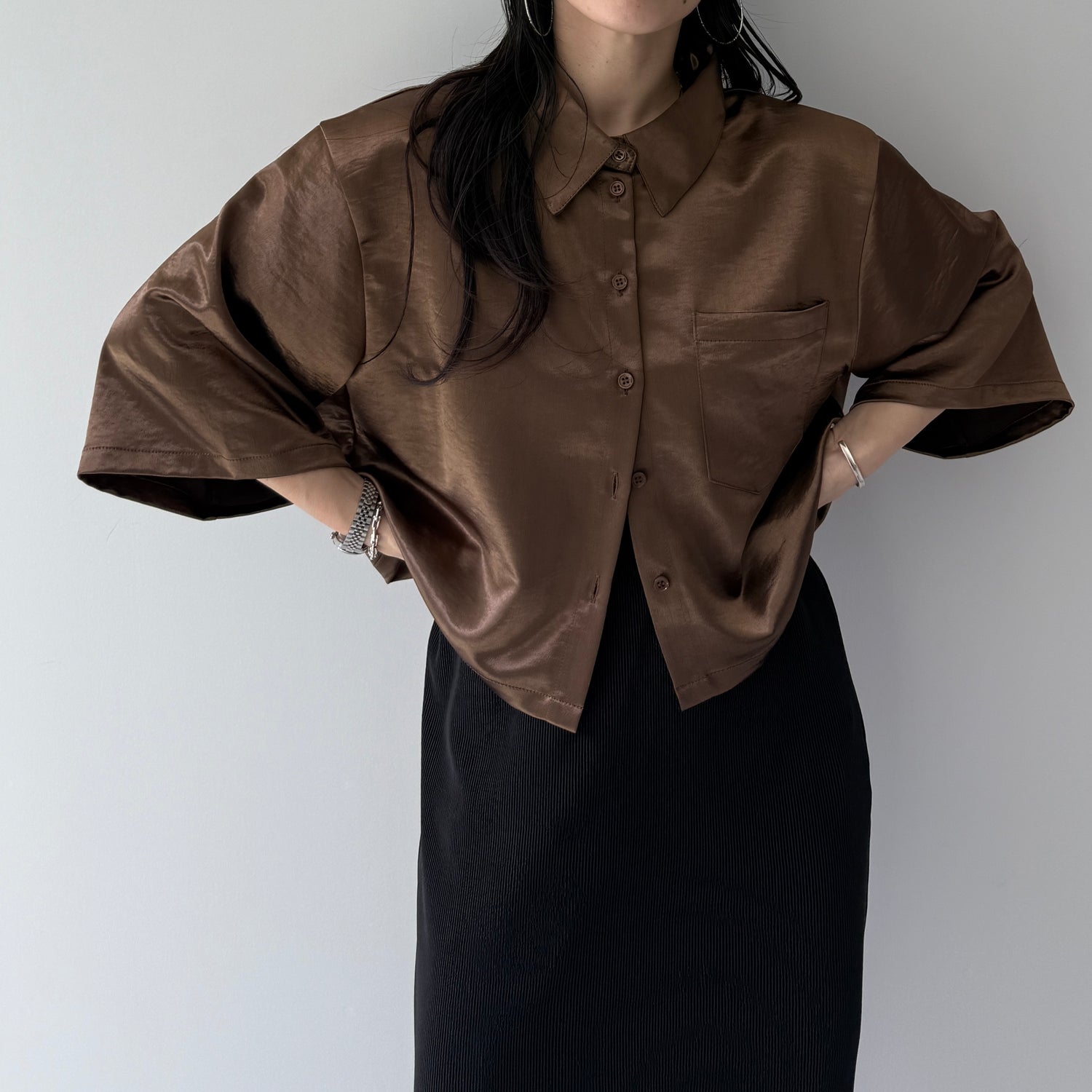 glossy cropped satin shirt / brown