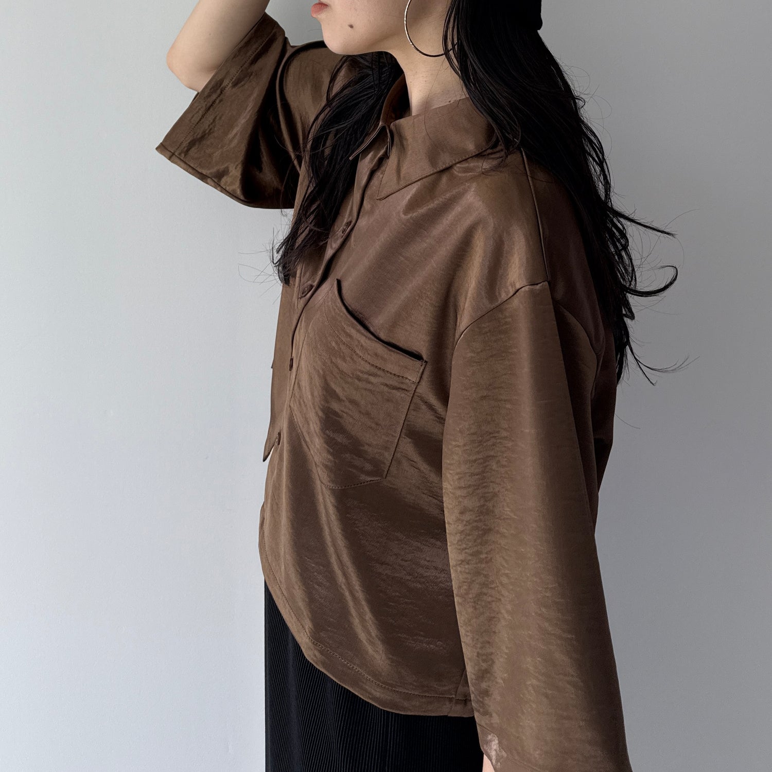 glossy cropped satin shirt / brown