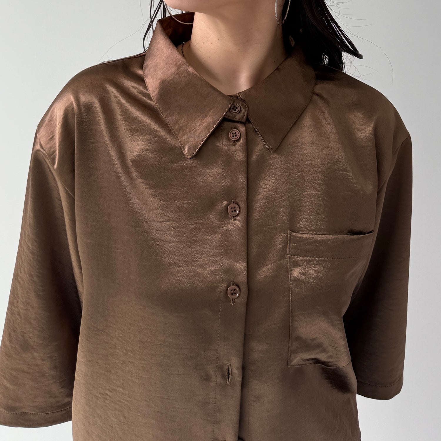 glossy cropped satin shirt / brown