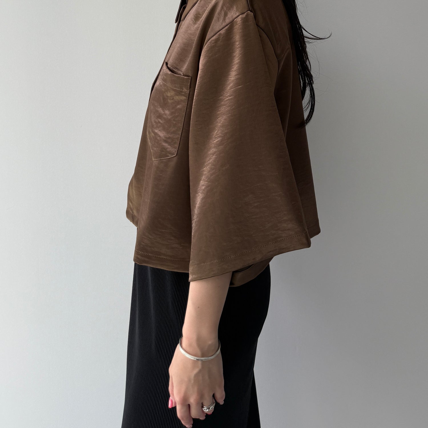 glossy cropped satin shirt / brown