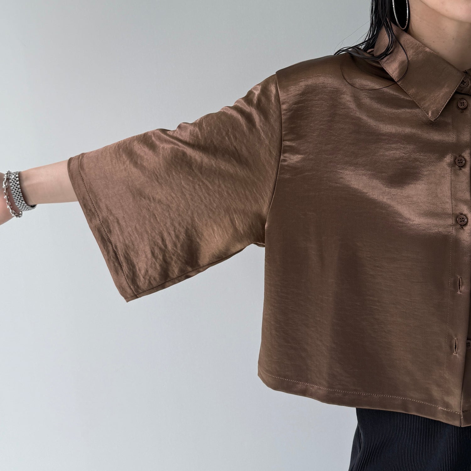 glossy cropped satin shirt / brown