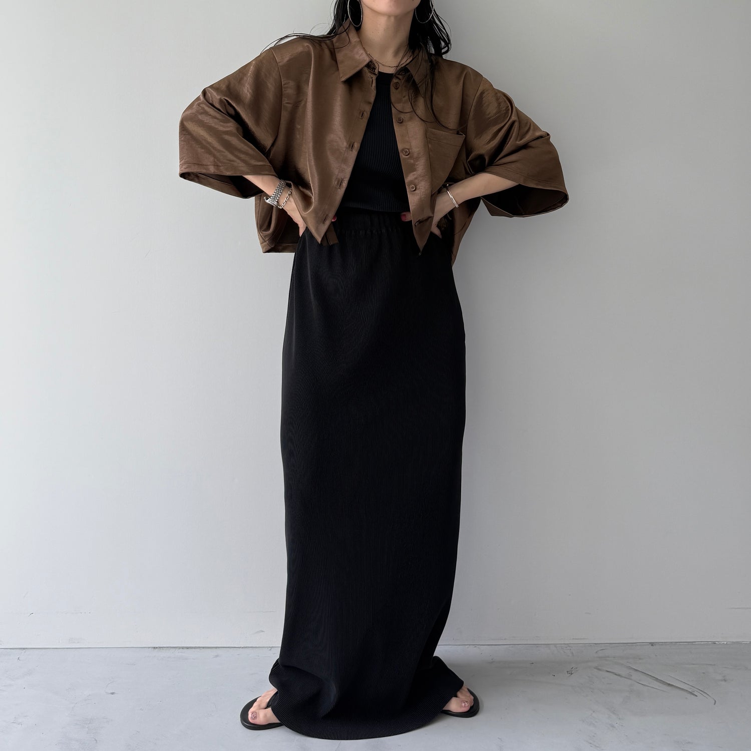 glossy cropped satin shirt / brown