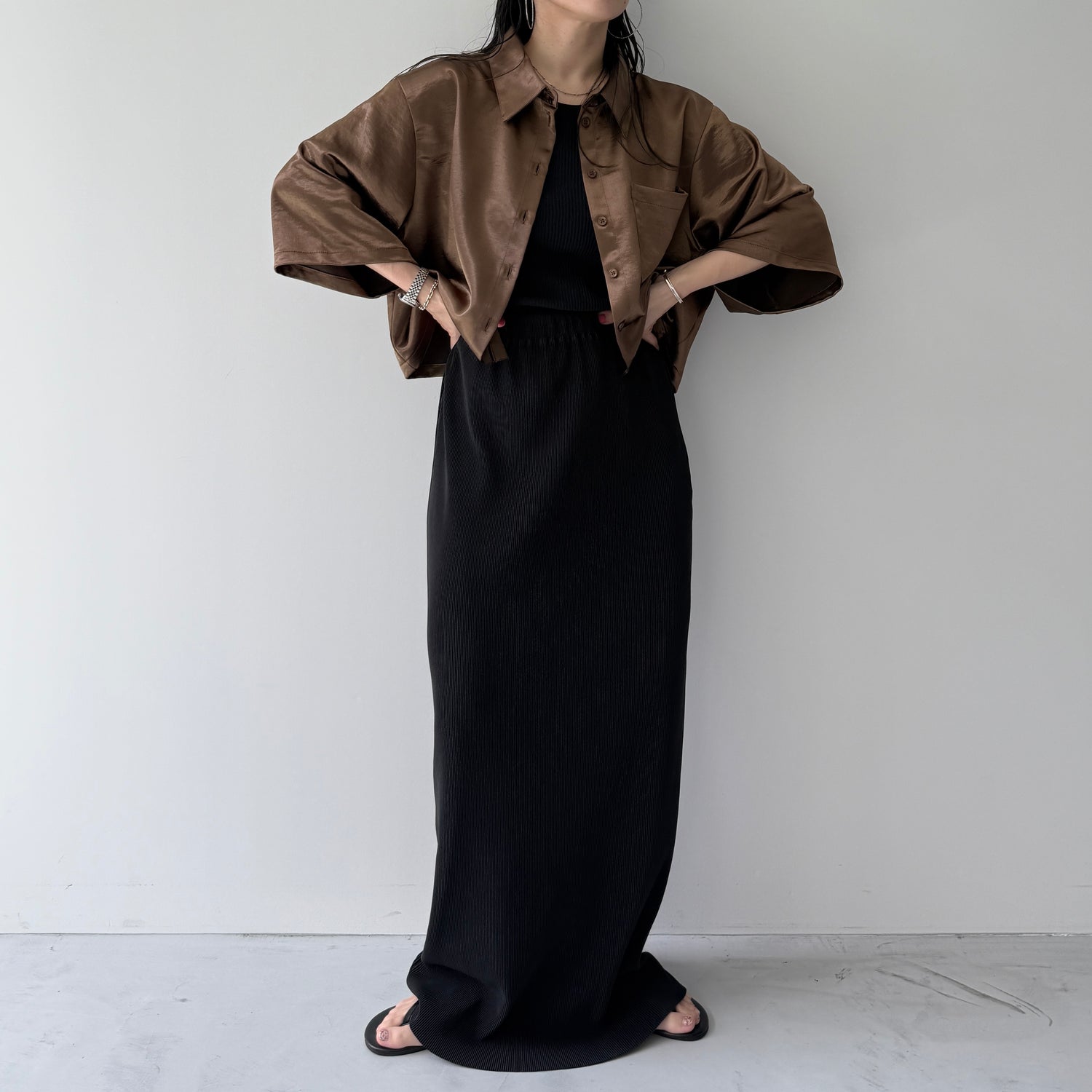 glossy cropped satin shirt / brown