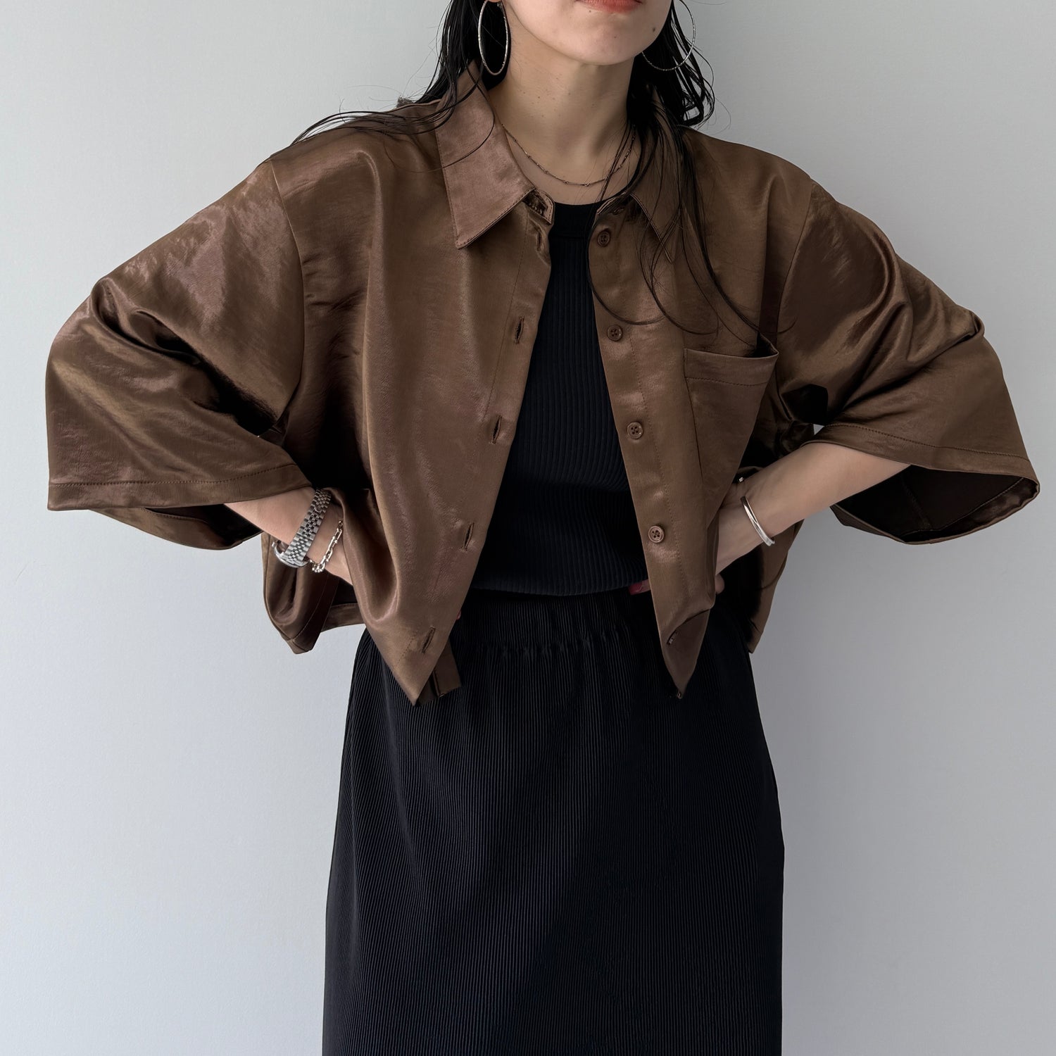 glossy cropped satin shirt / brown