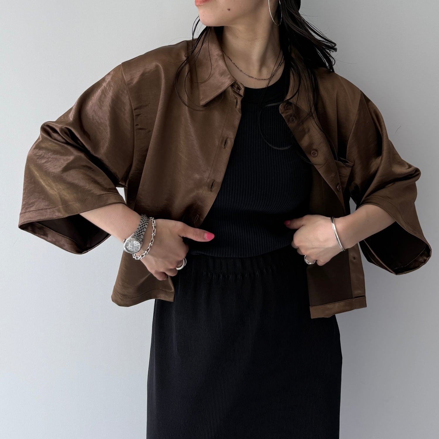 glossy cropped satin shirt / brown
