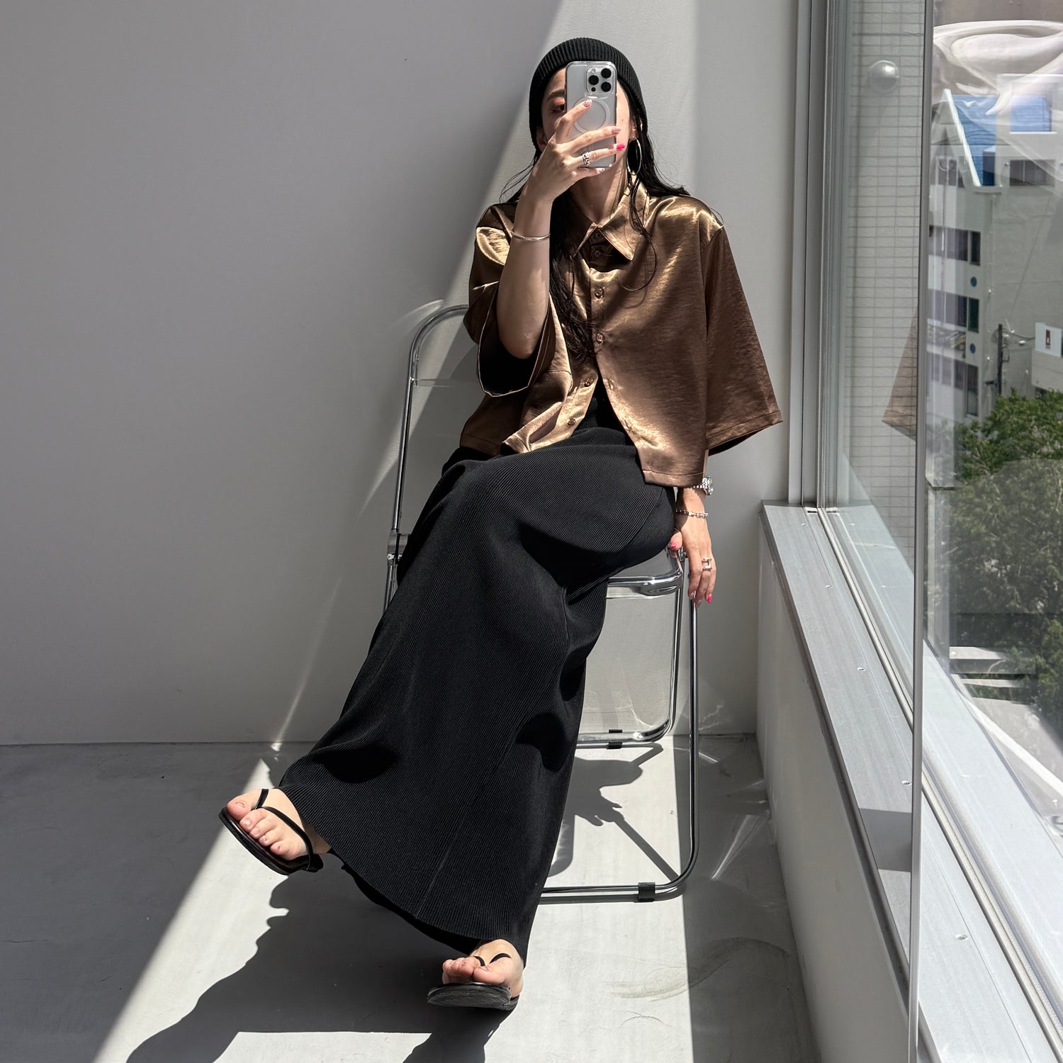 glossy cropped satin shirt / brown