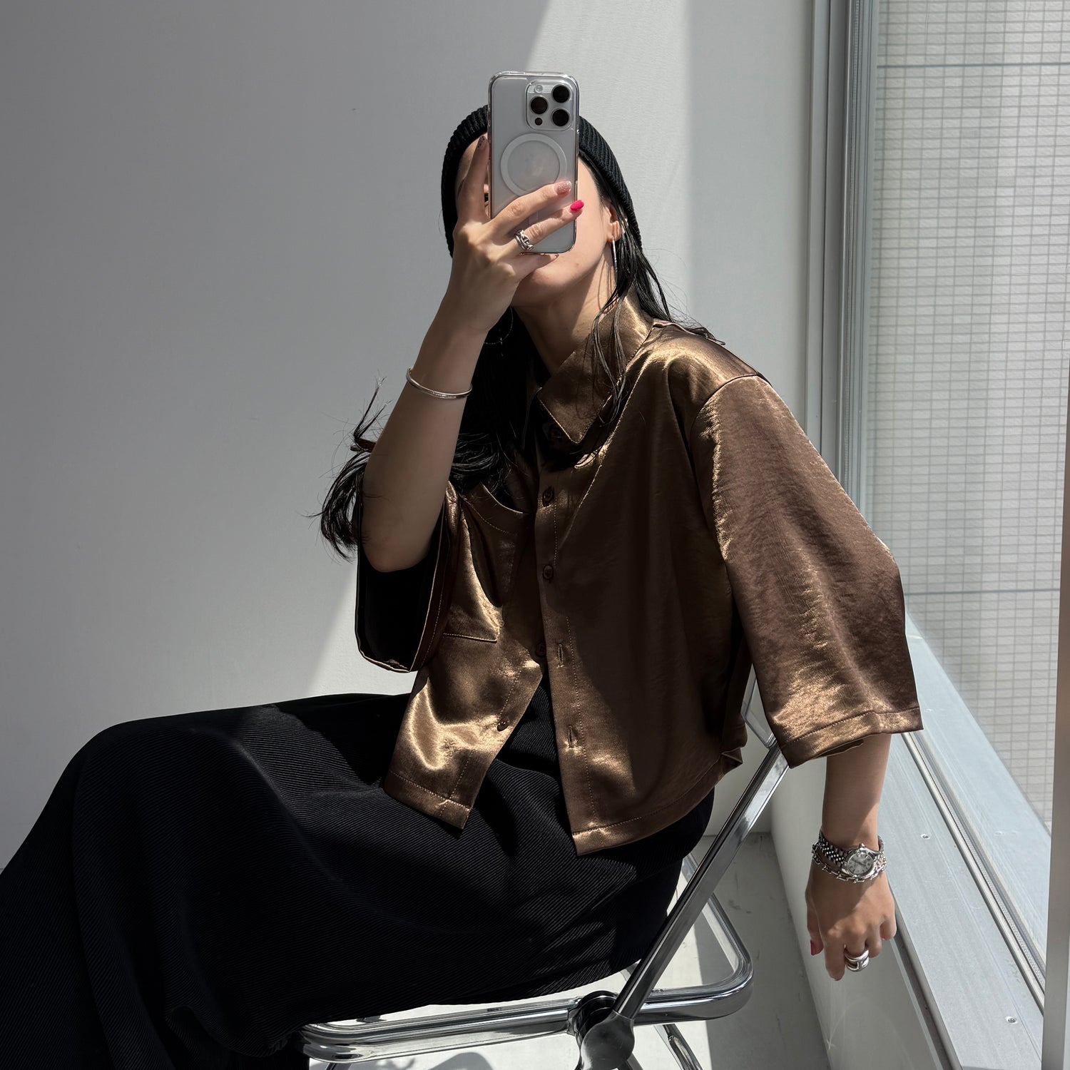 glossy cropped satin shirt / brown