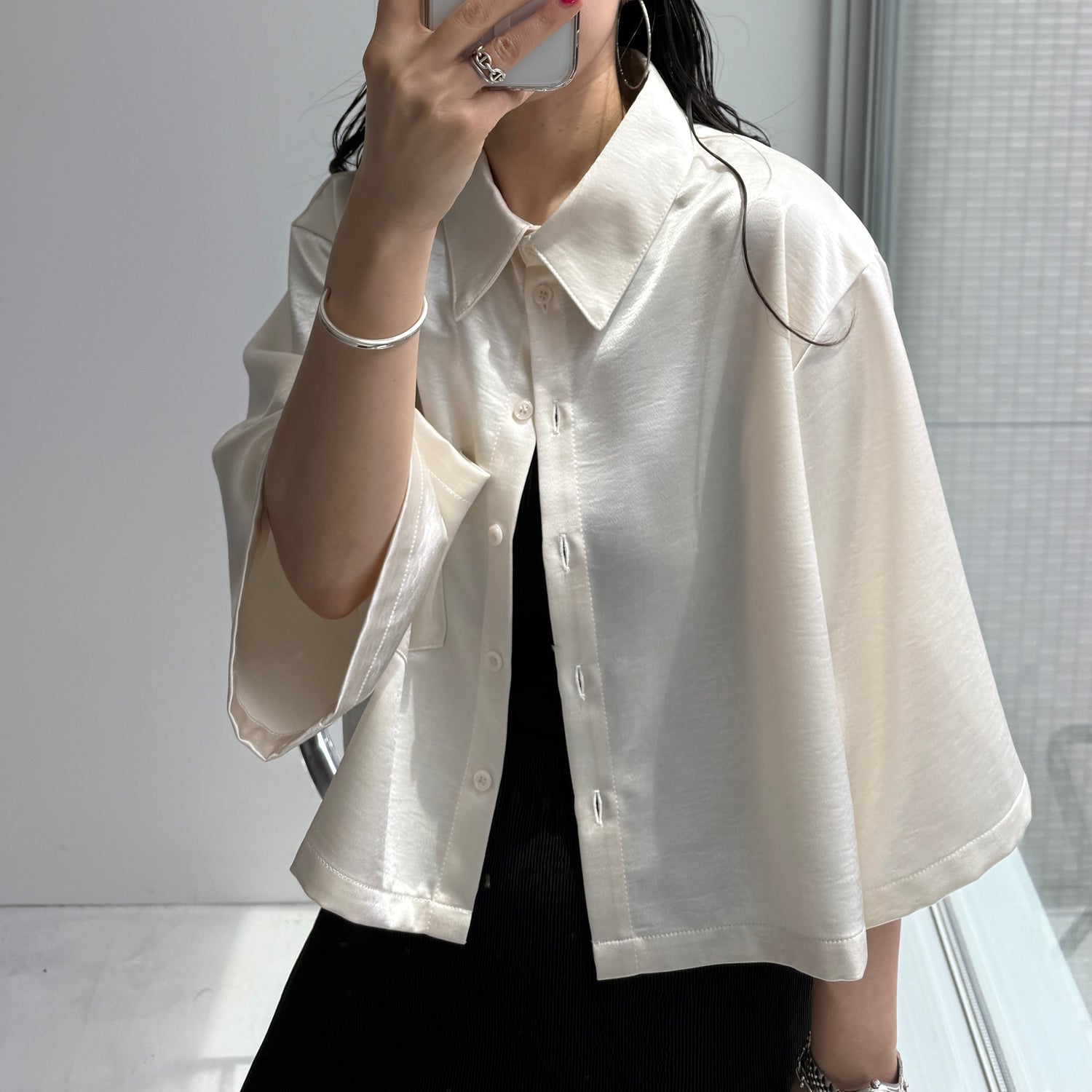 glossy cropped satin shirt / ivory