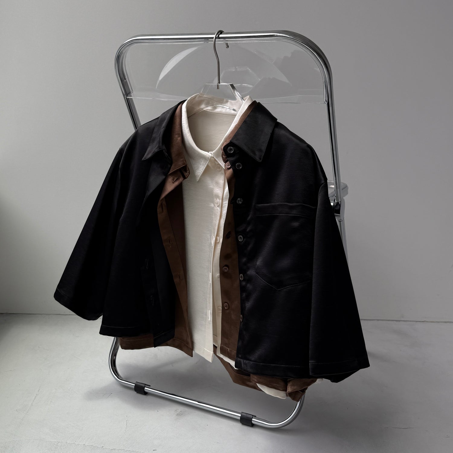 glossy cropped satin shirt / ivory
