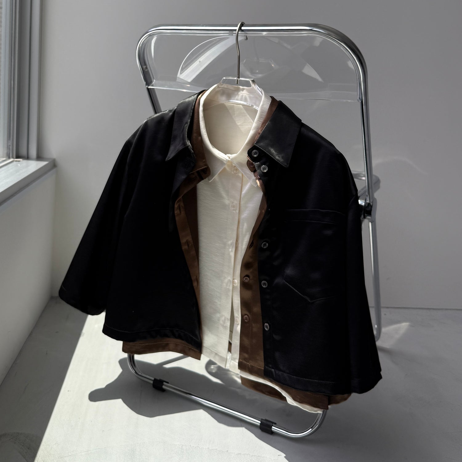 glossy cropped satin shirt / ivory