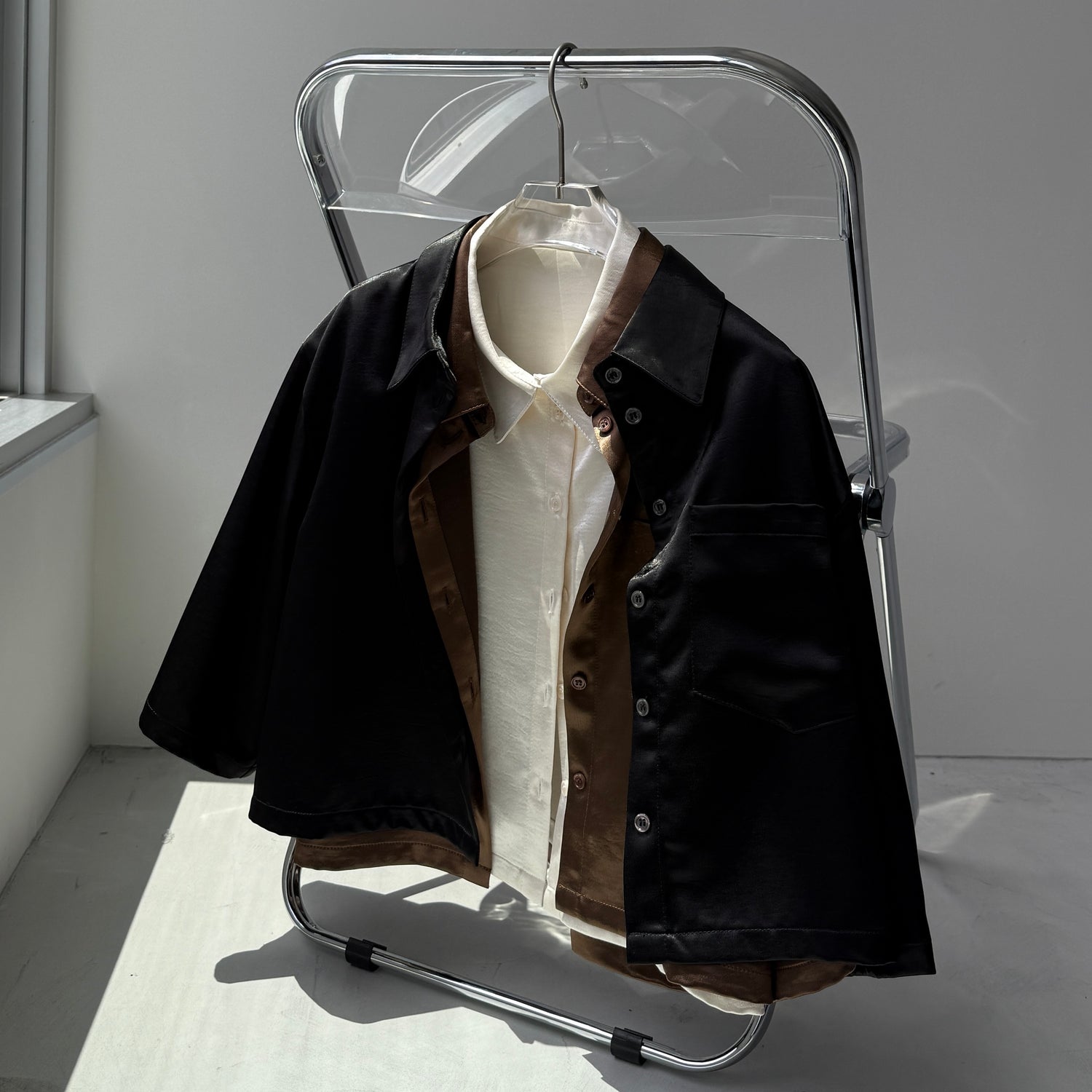 glossy cropped satin shirt / brown