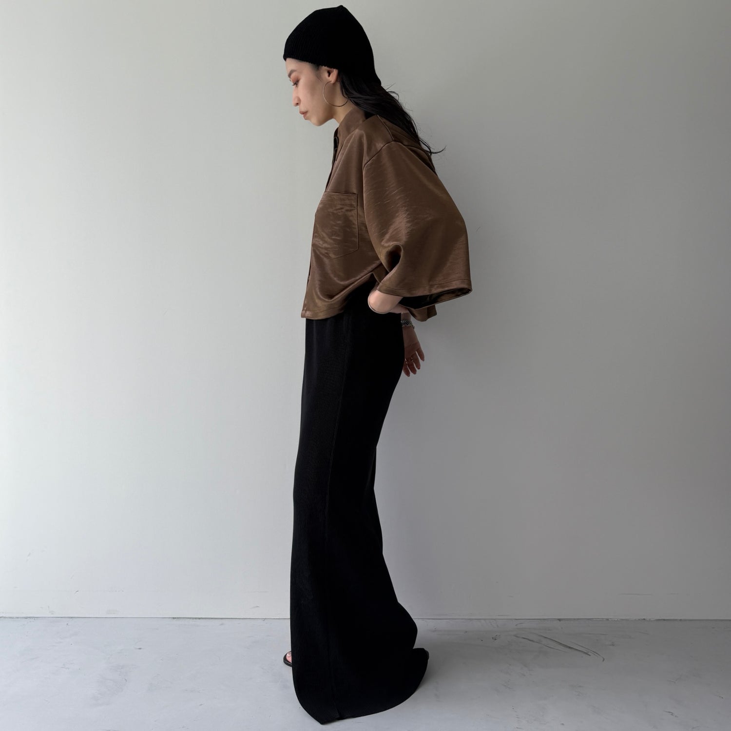 glossy cropped satin shirt / brown