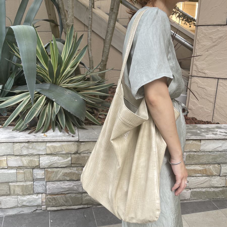 【SAMPLE】python tote bag / butter