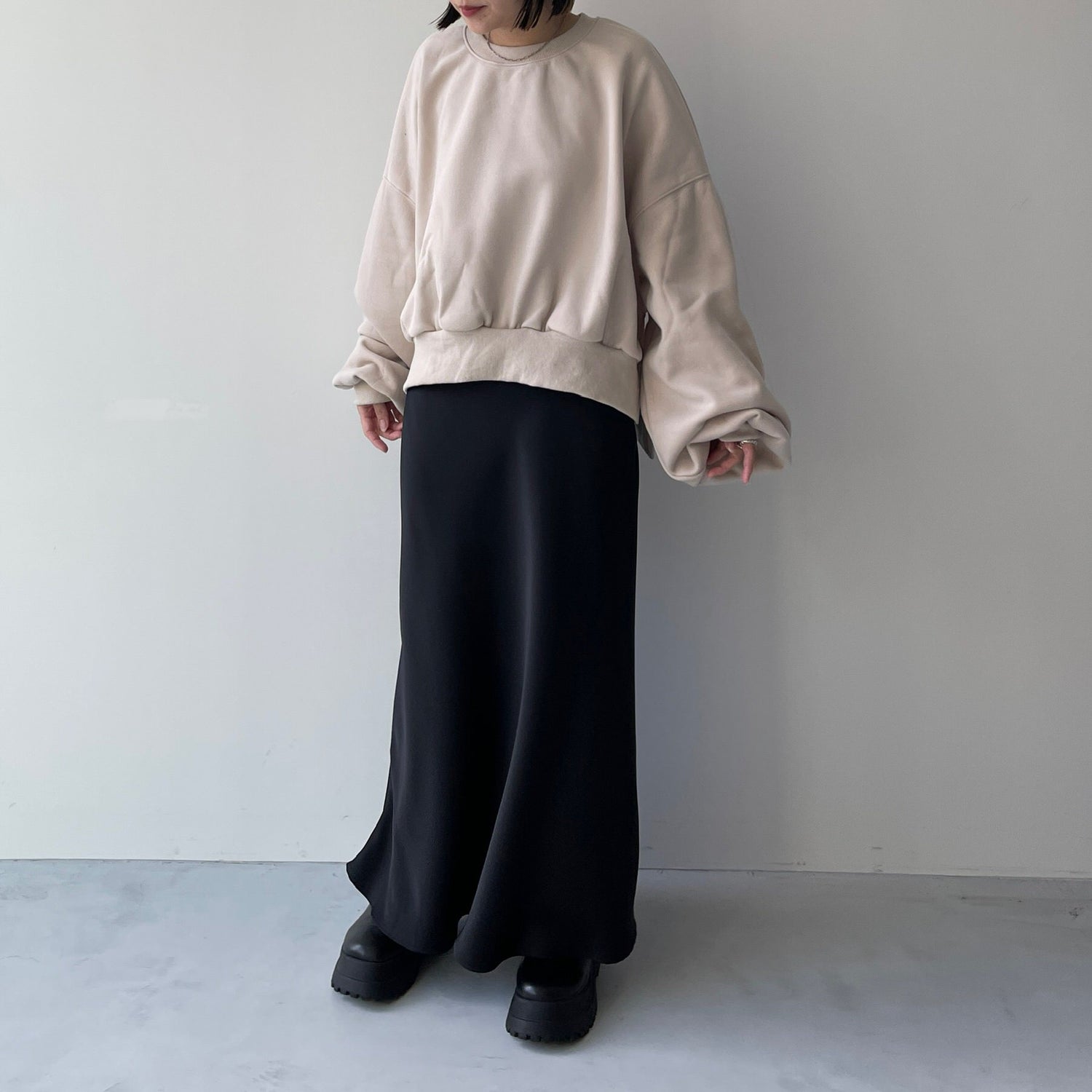style up relax satin flare skirt / black