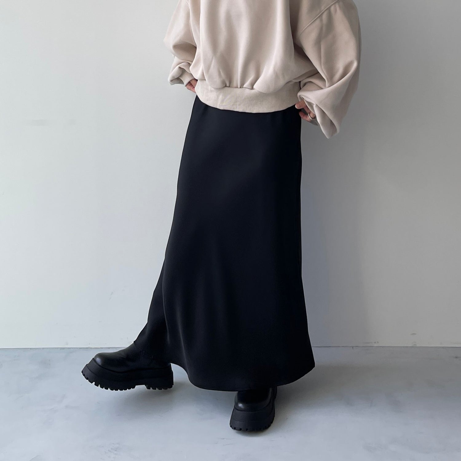 style up relax satin flare skirt / black