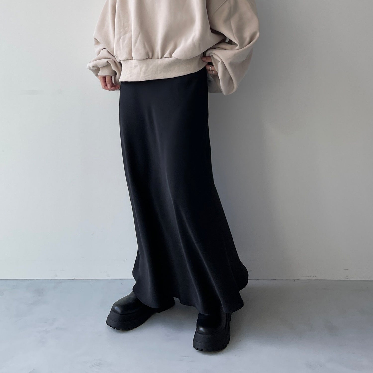 style up relax satin flare skirt / black