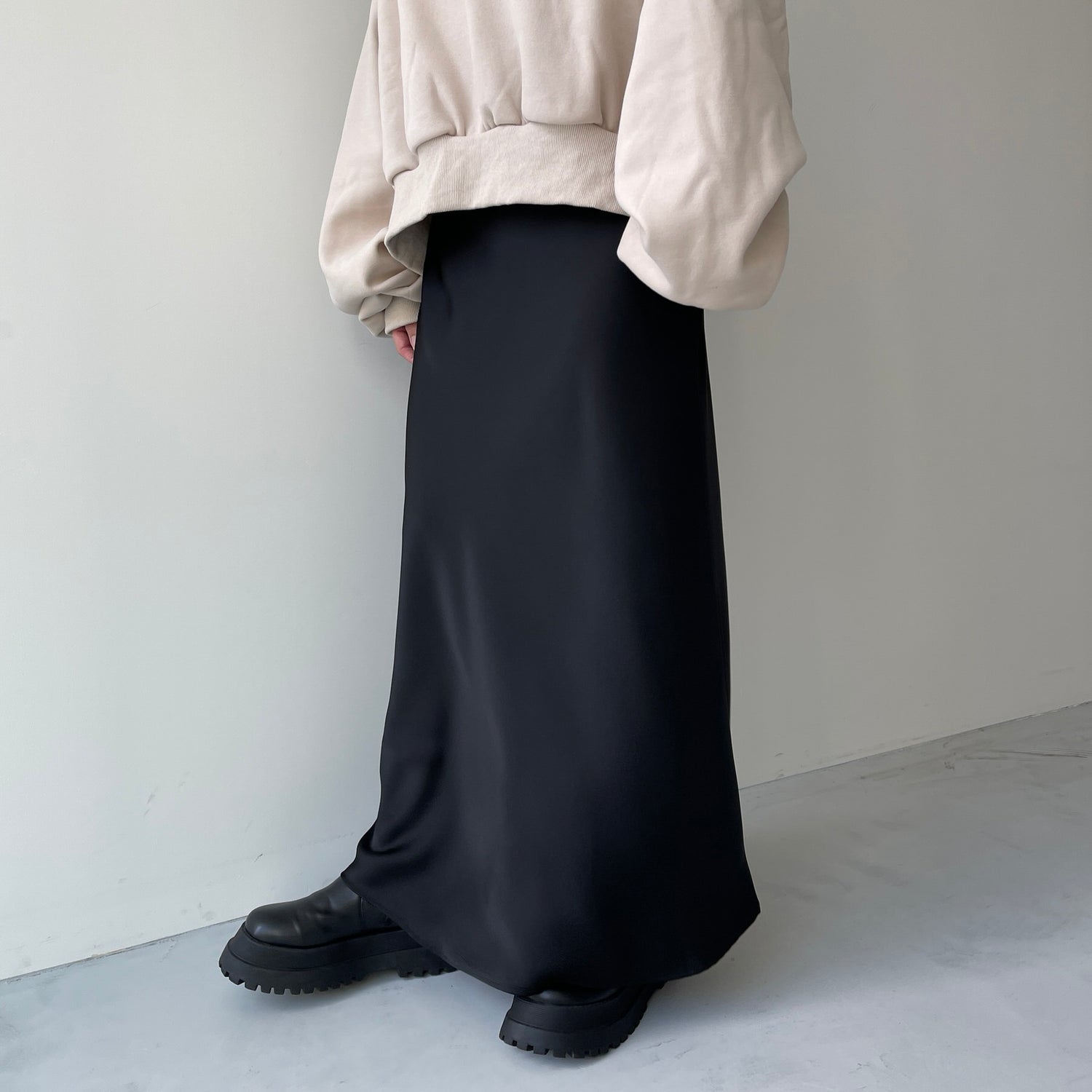 style up relax satin flare skirt / black