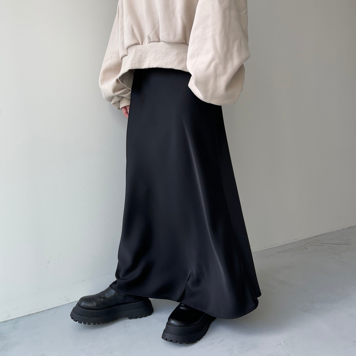 style up relax satin flare skirt / black