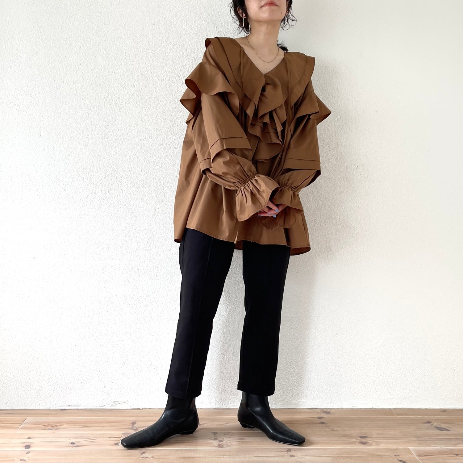 big collar frill blouse / brown