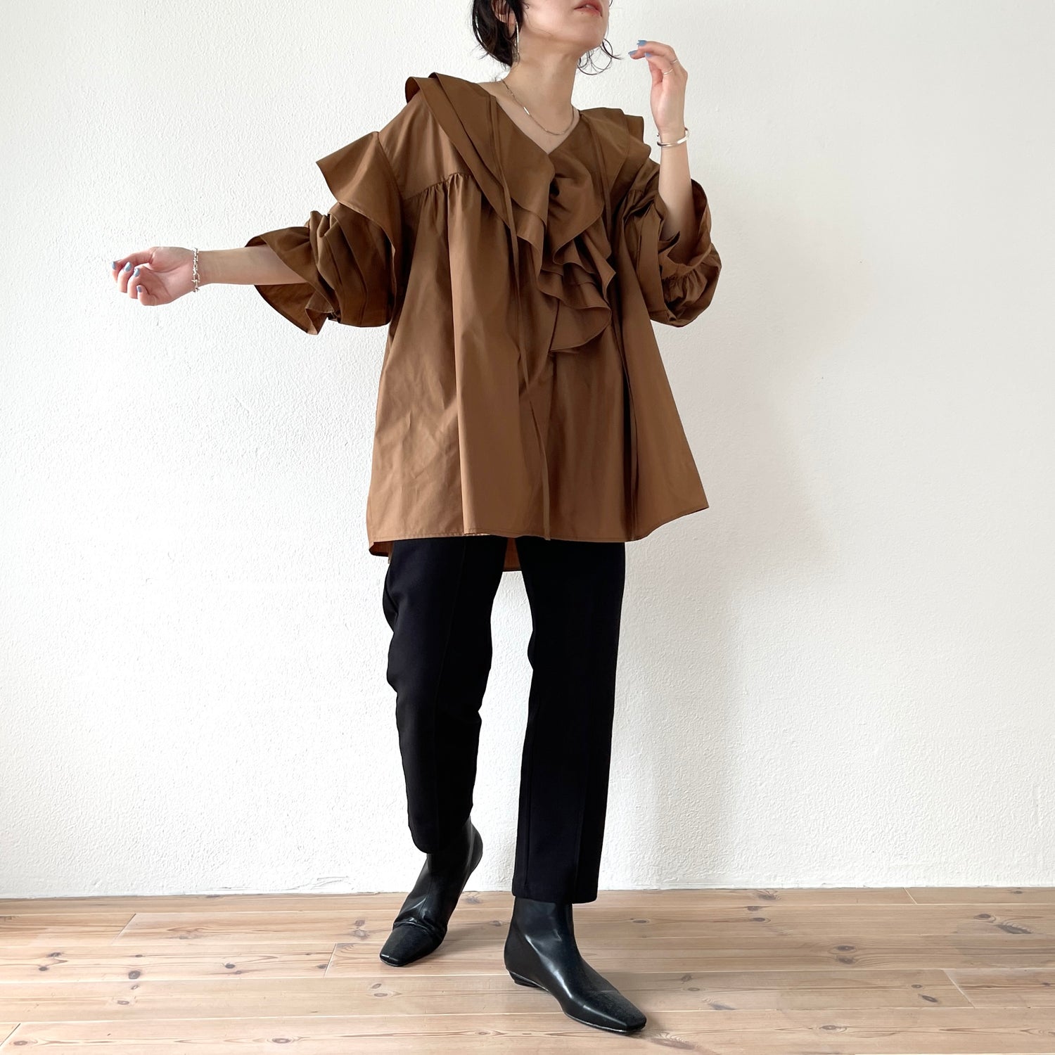 big collar frill blouse / brown