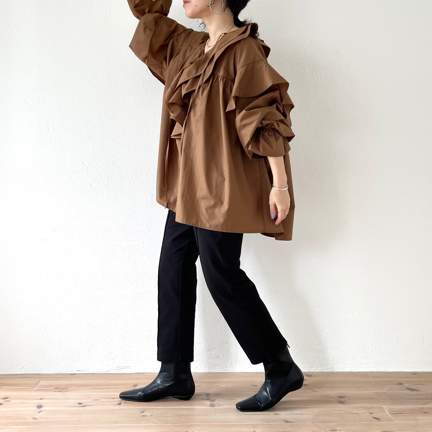 big collar frill blouse / brown