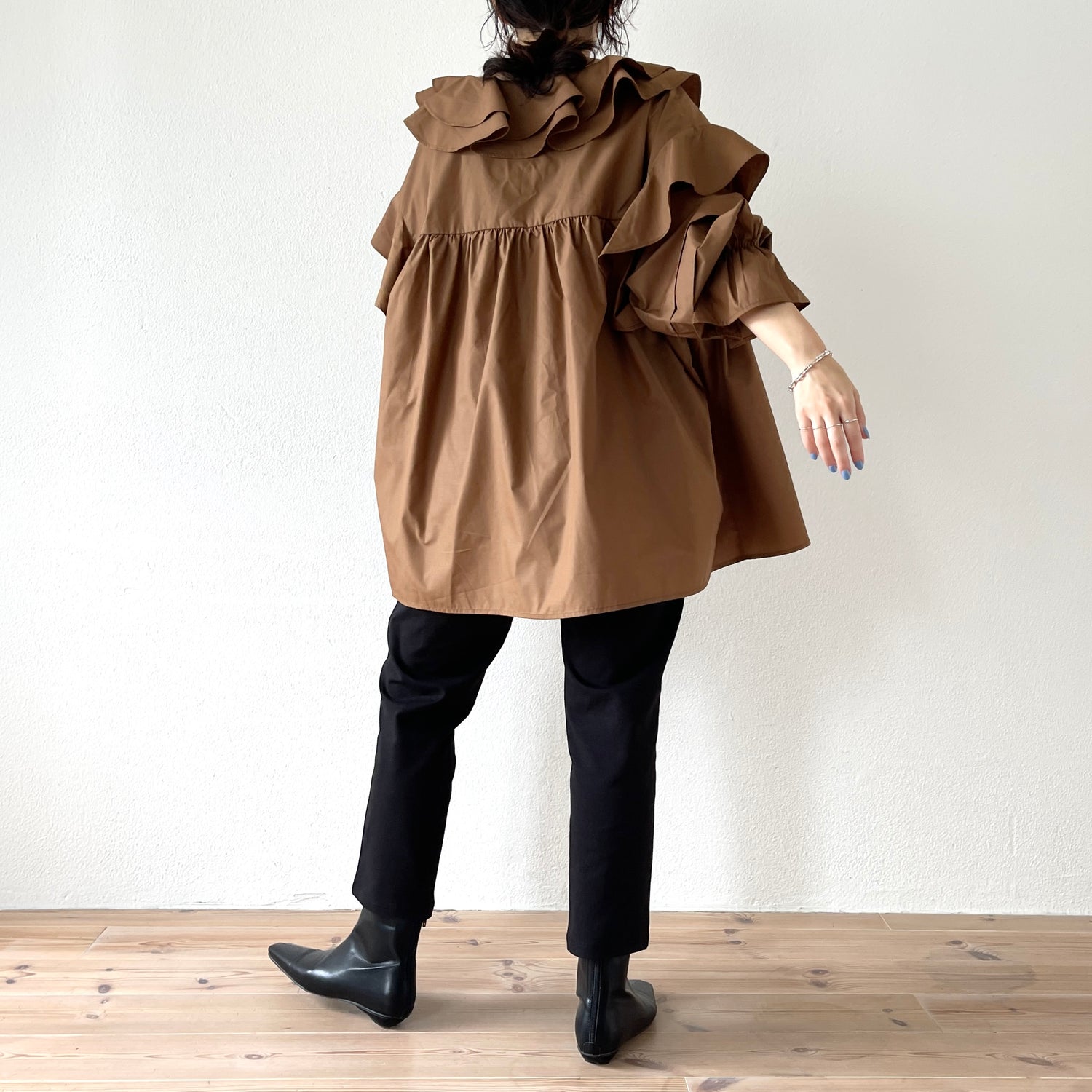 big collar frill blouse / brown