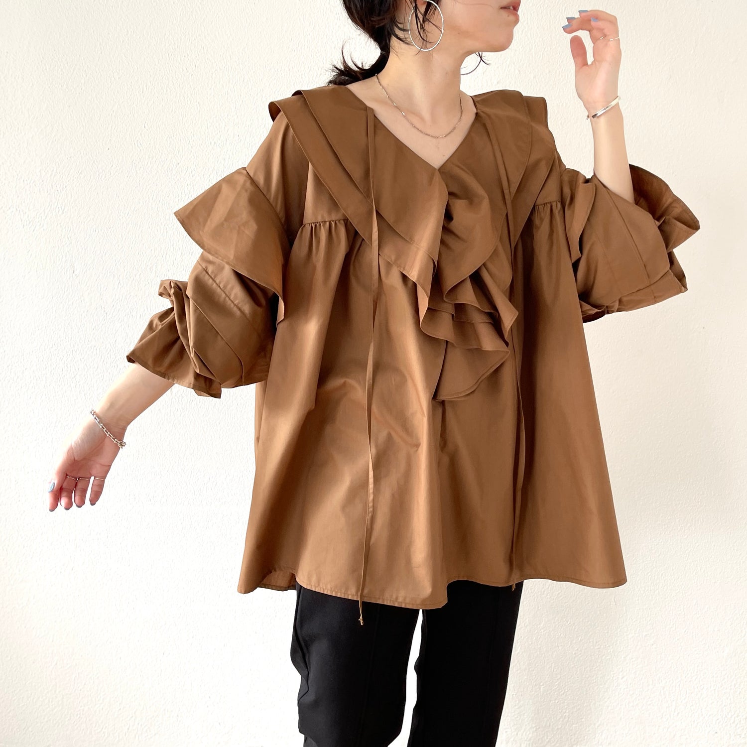 big collar frill blouse / brown