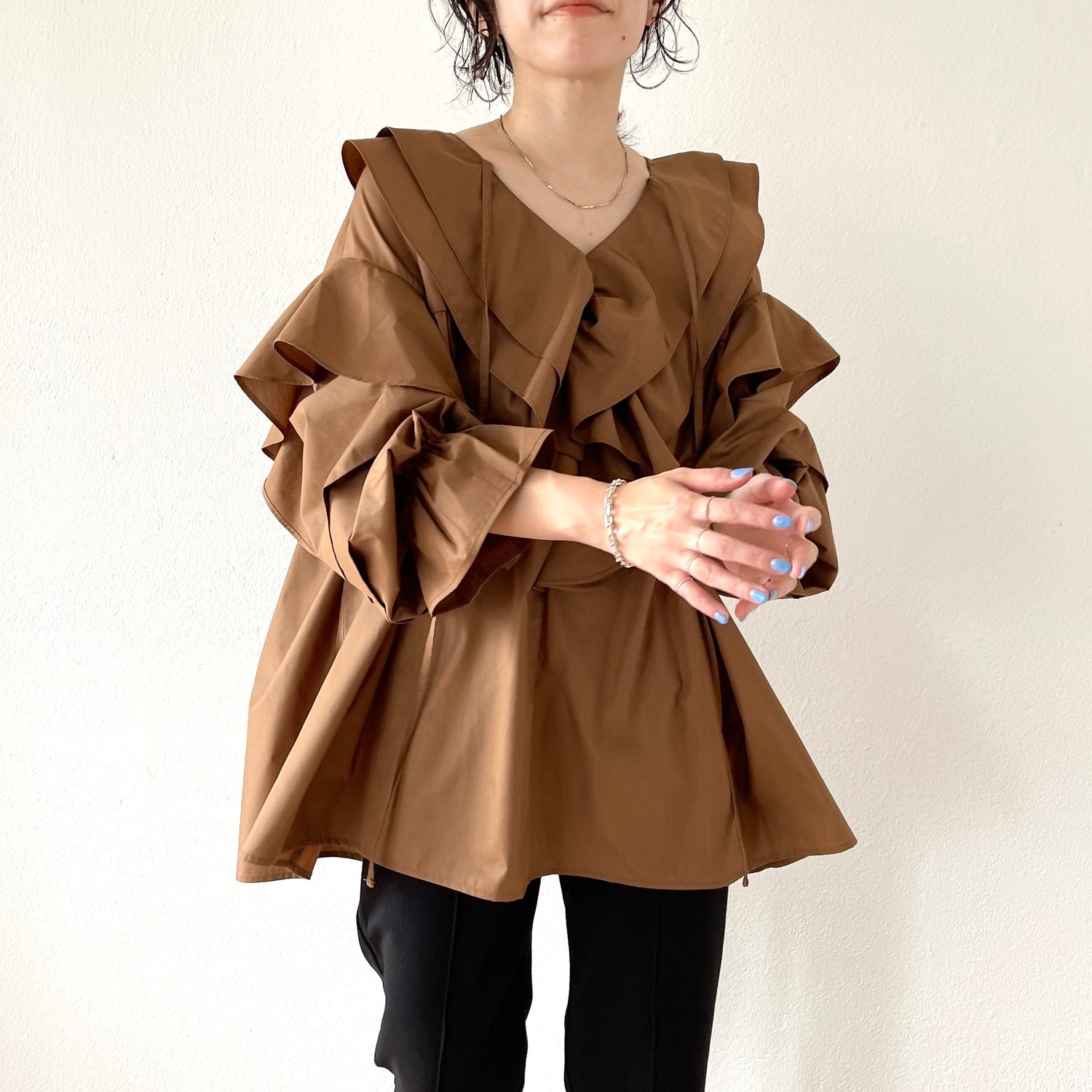 big collar frill blouse / brown