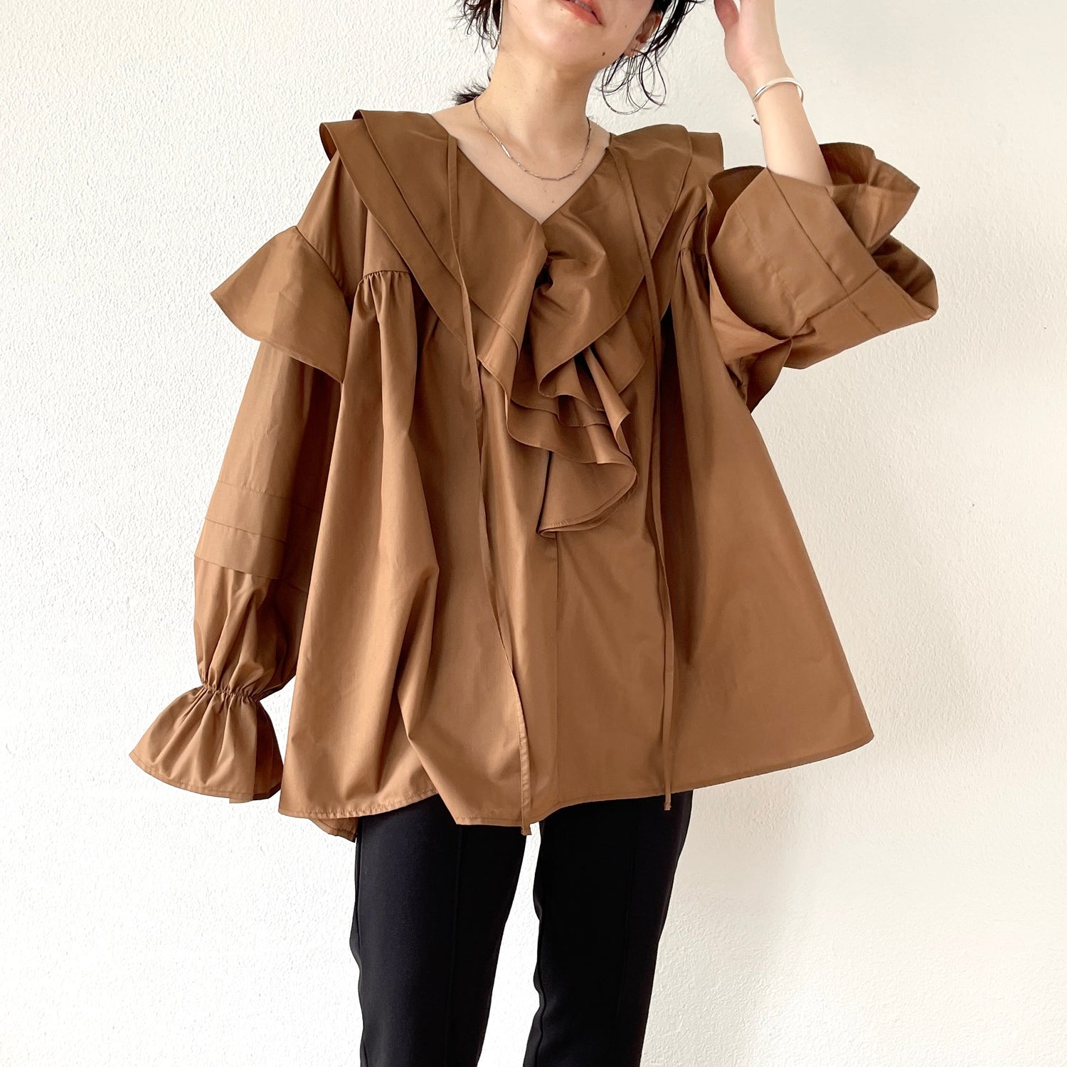 big collar frill blouse / brown