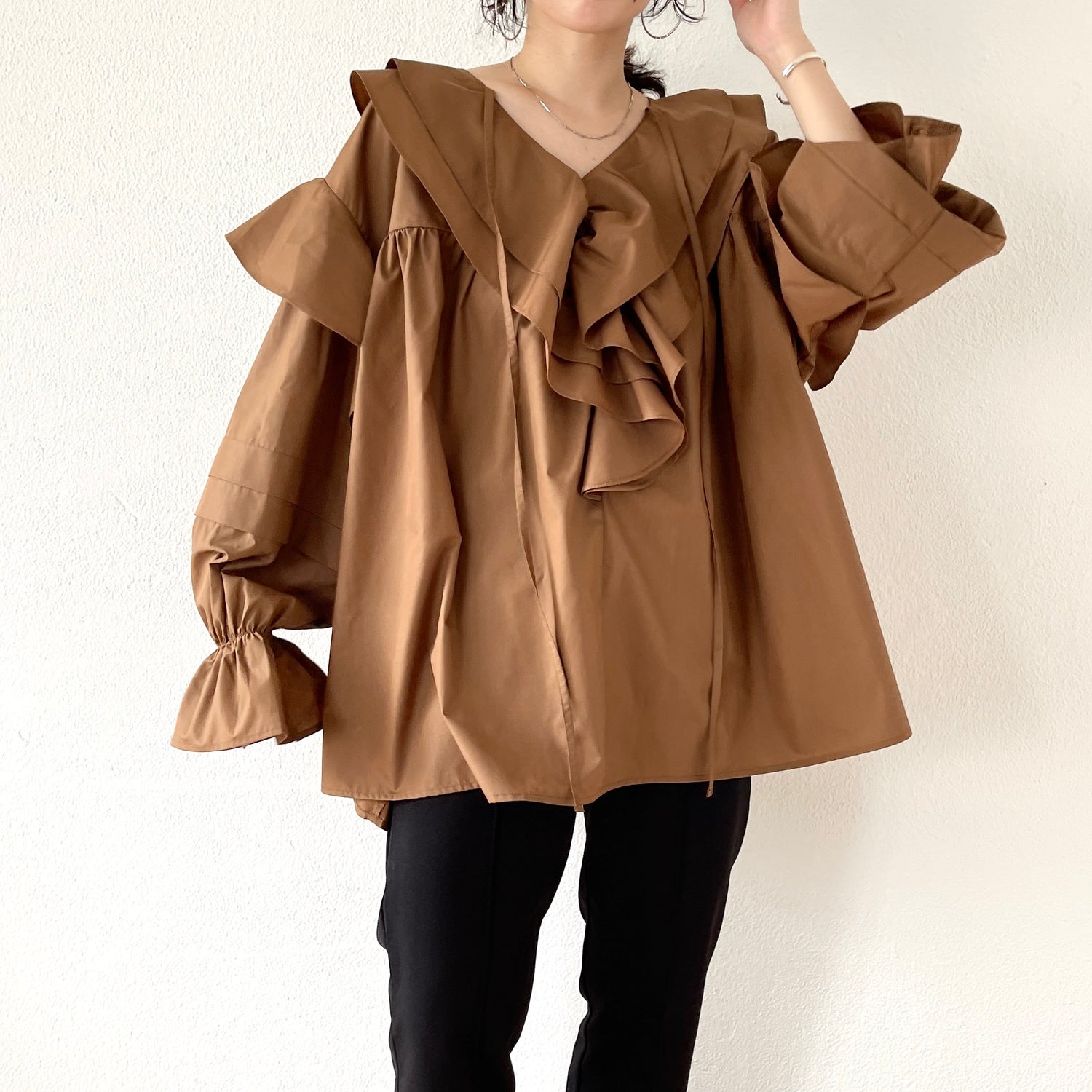 big collar frill blouse / brown