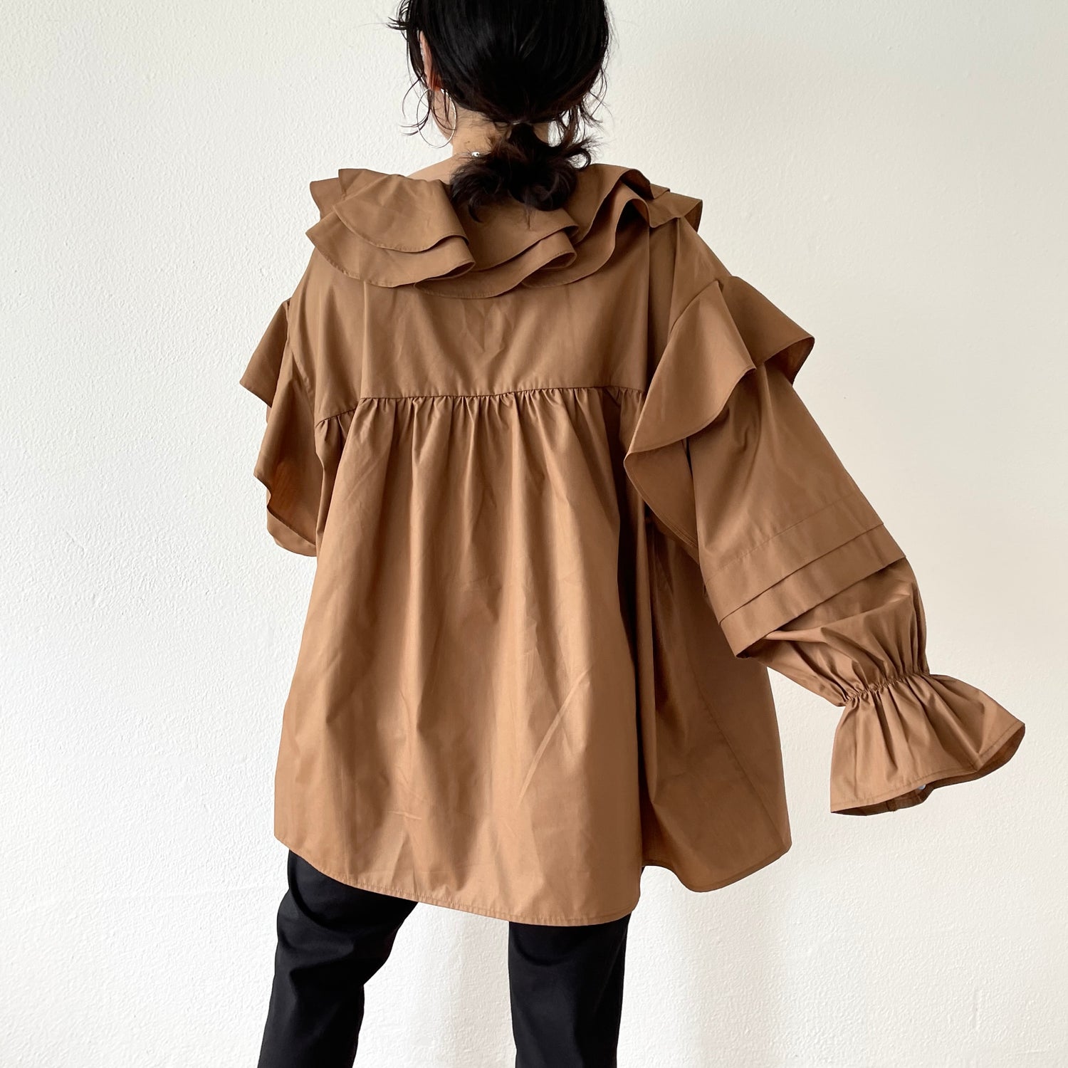 big collar frill blouse / brown