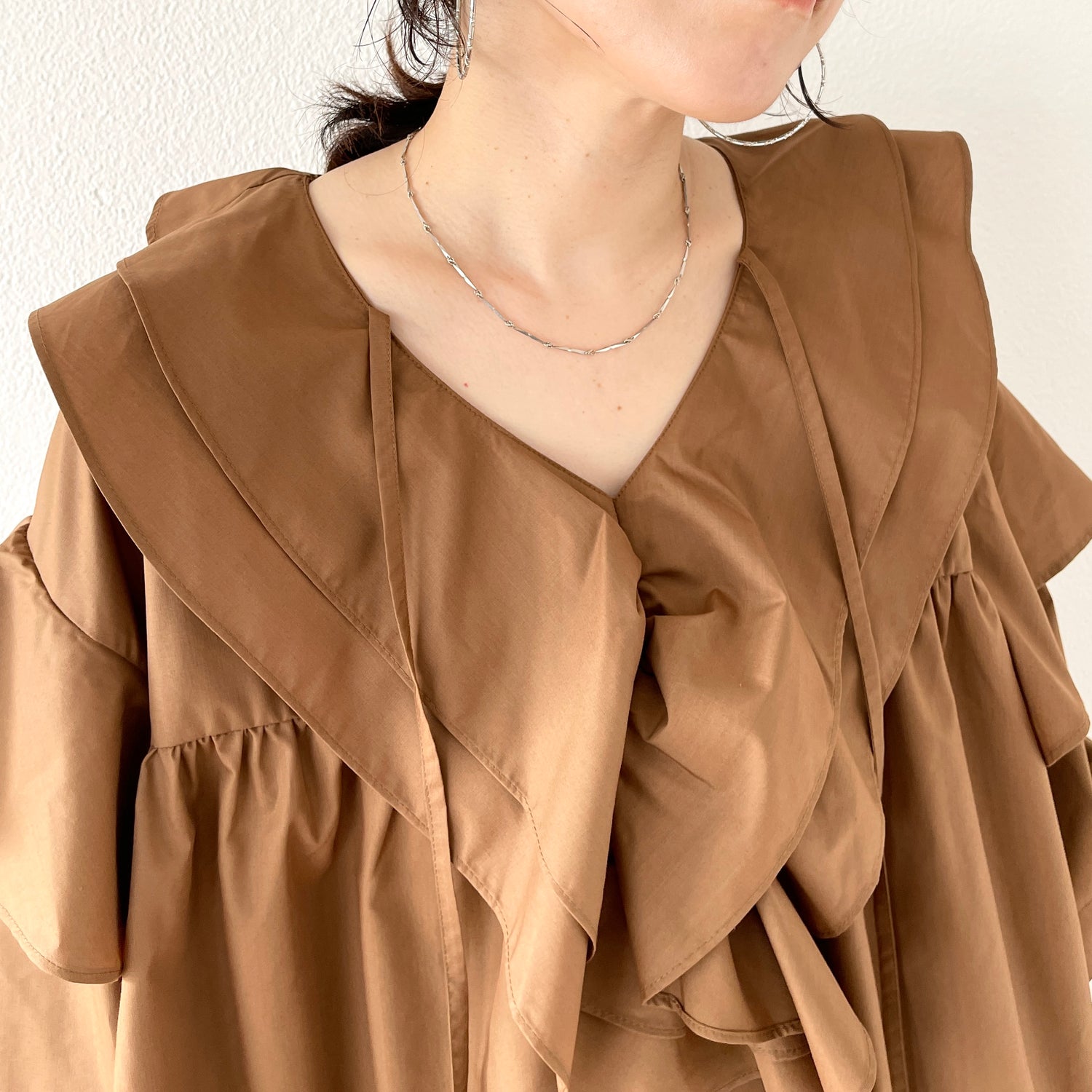 big collar frill blouse / brown