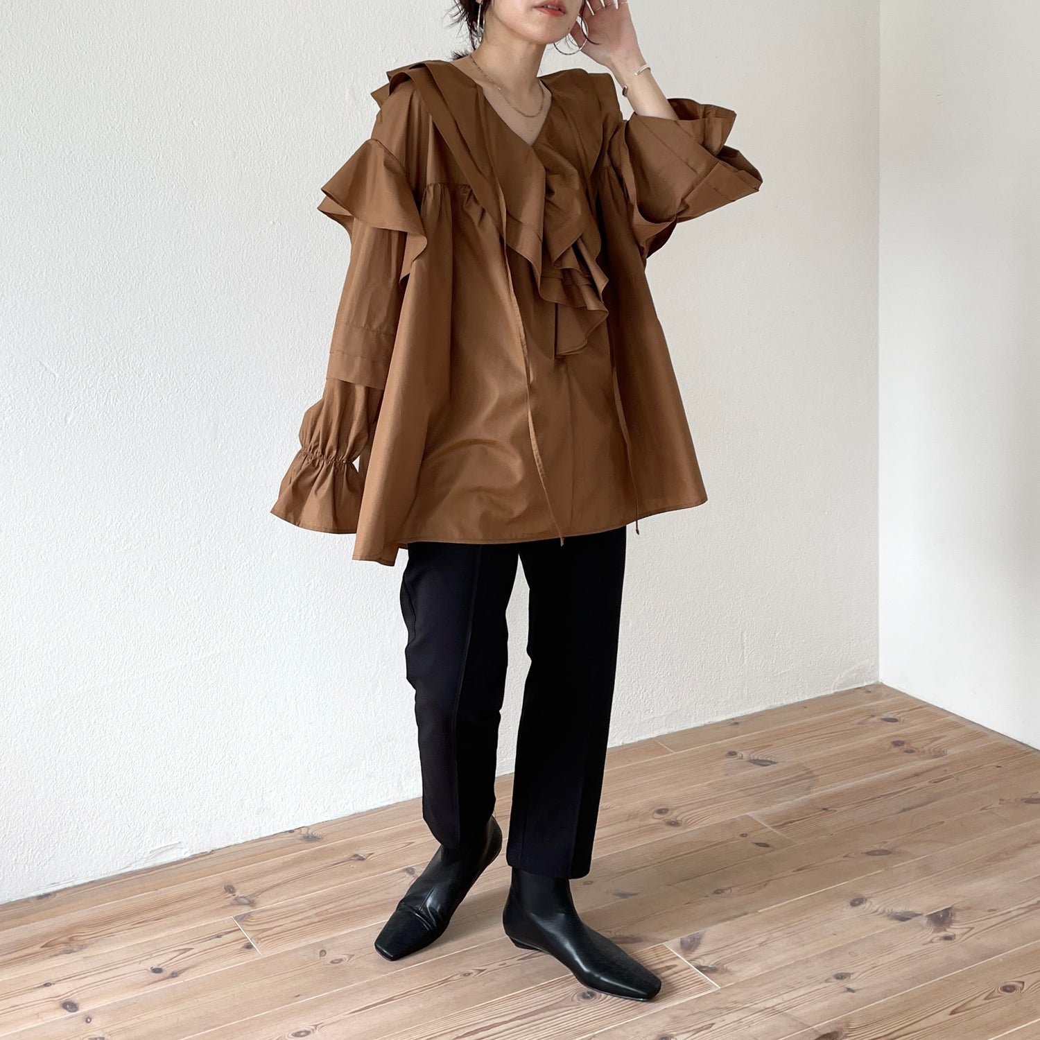 big collar frill blouse / brown