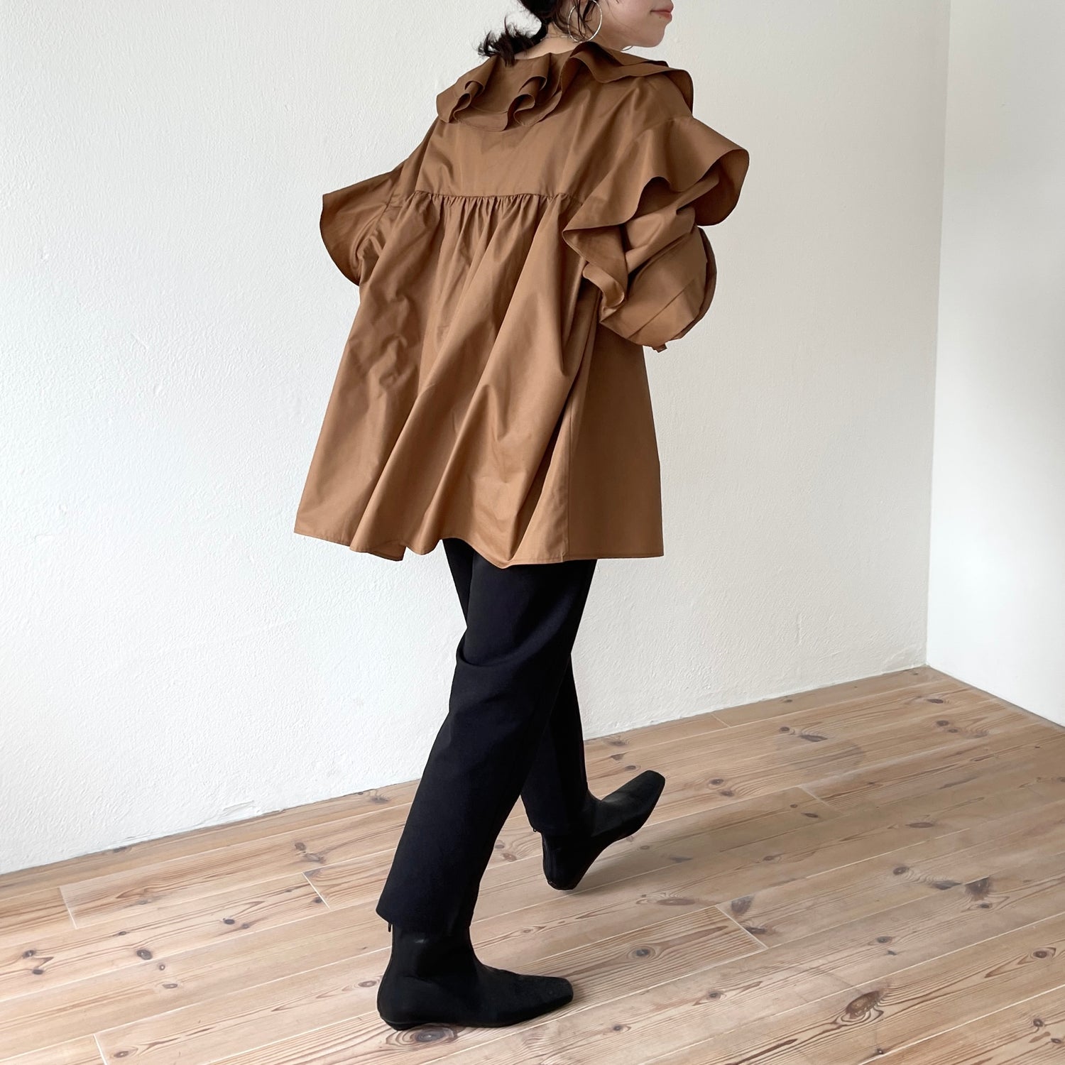 big collar frill blouse / brown