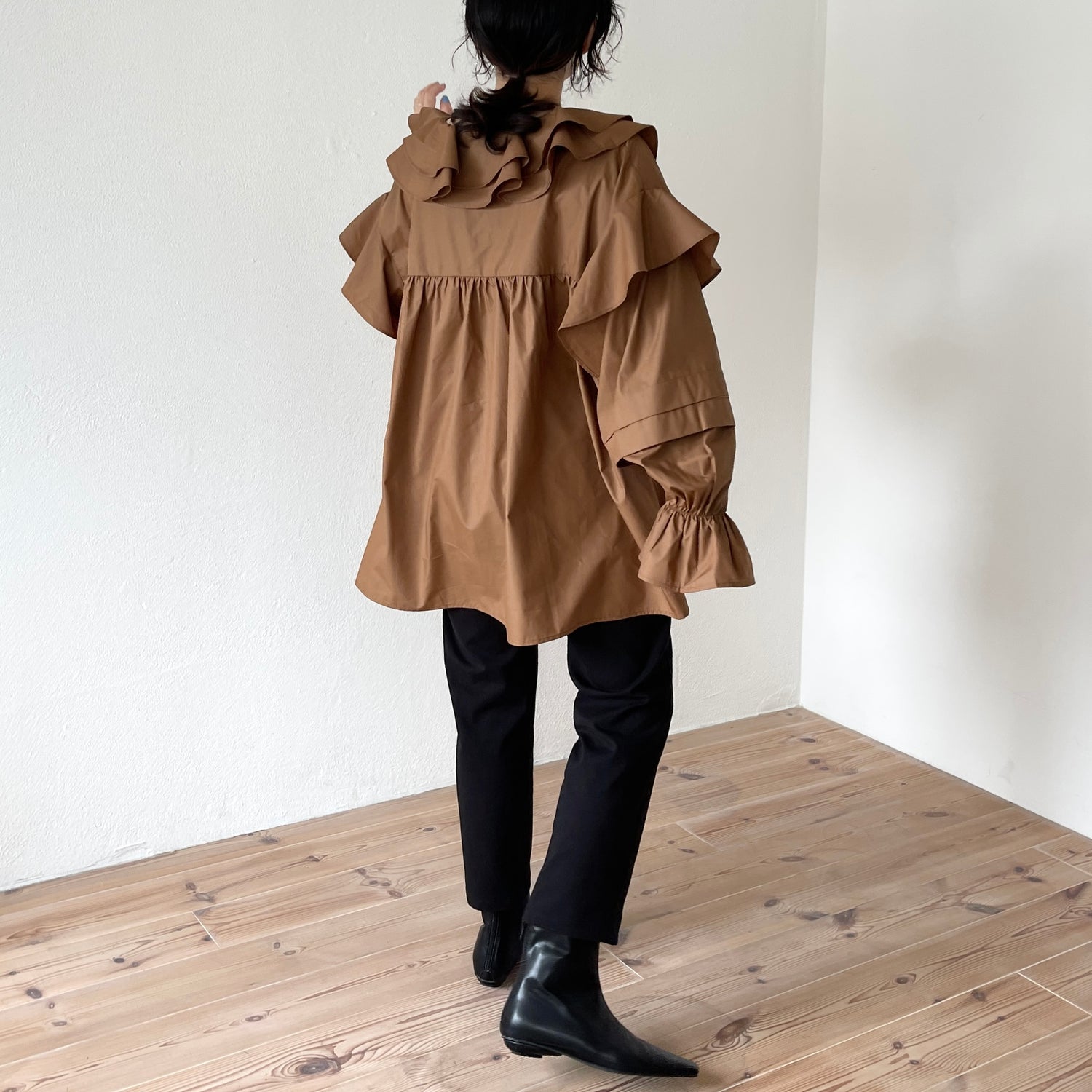 big collar frill blouse / brown