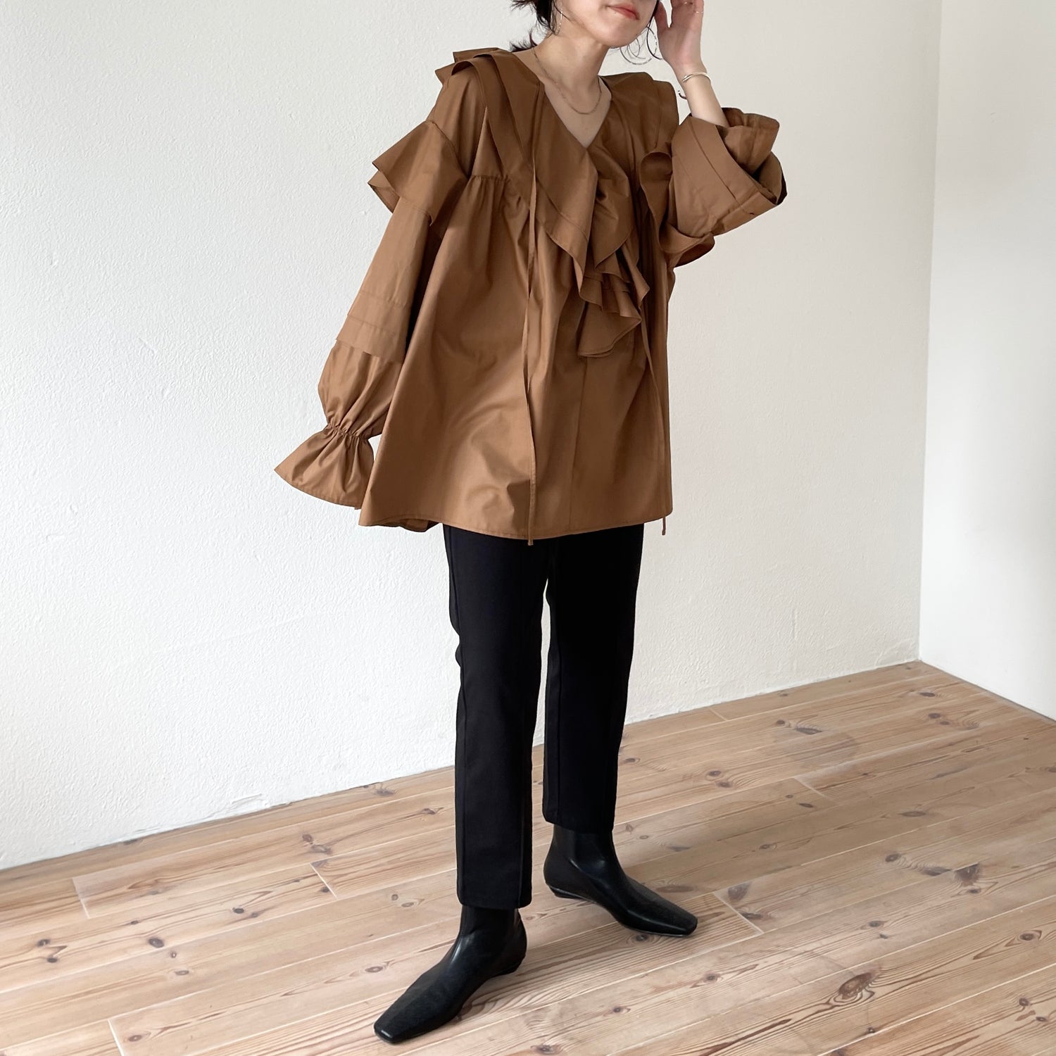 big collar frill blouse / brown