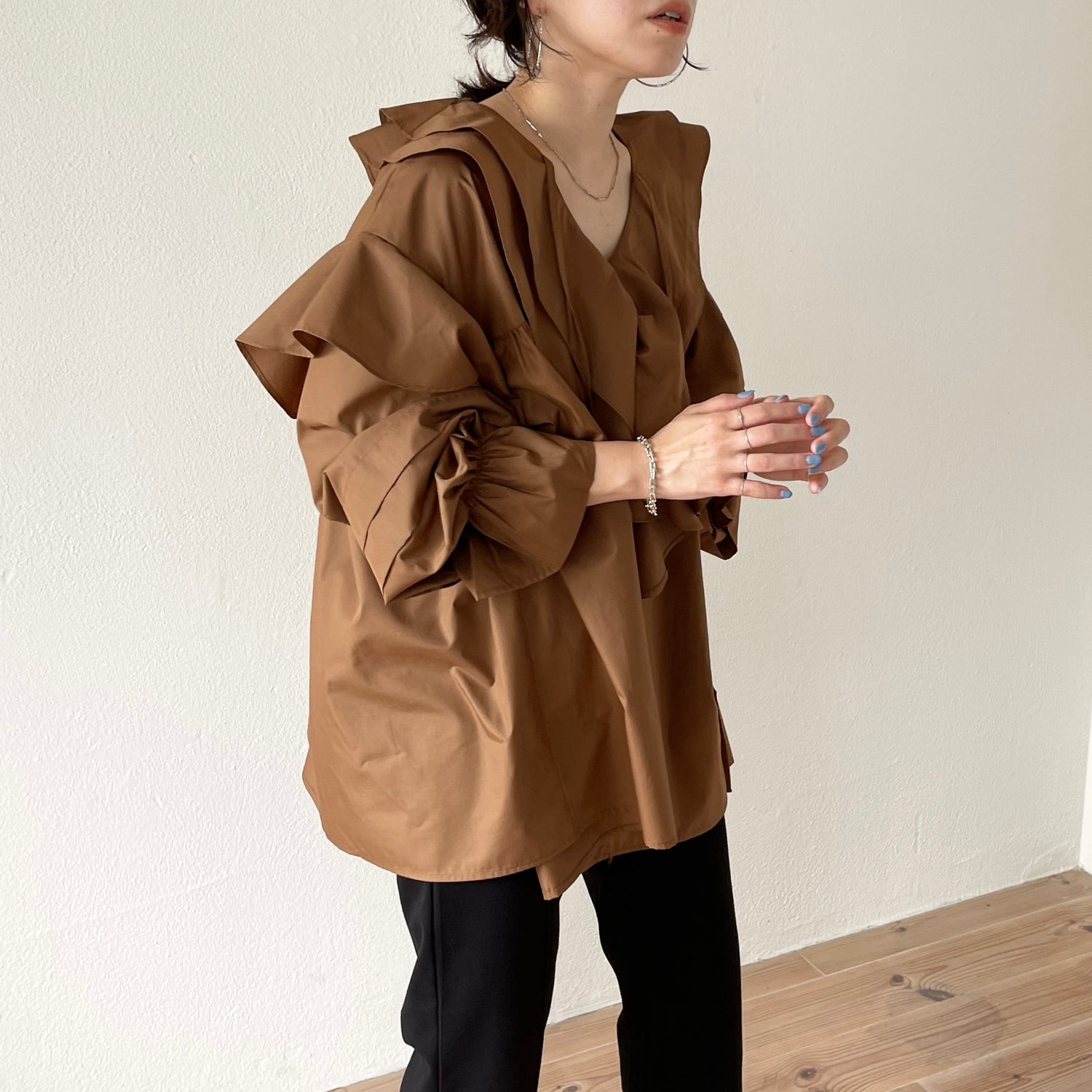 big collar frill blouse / brown
