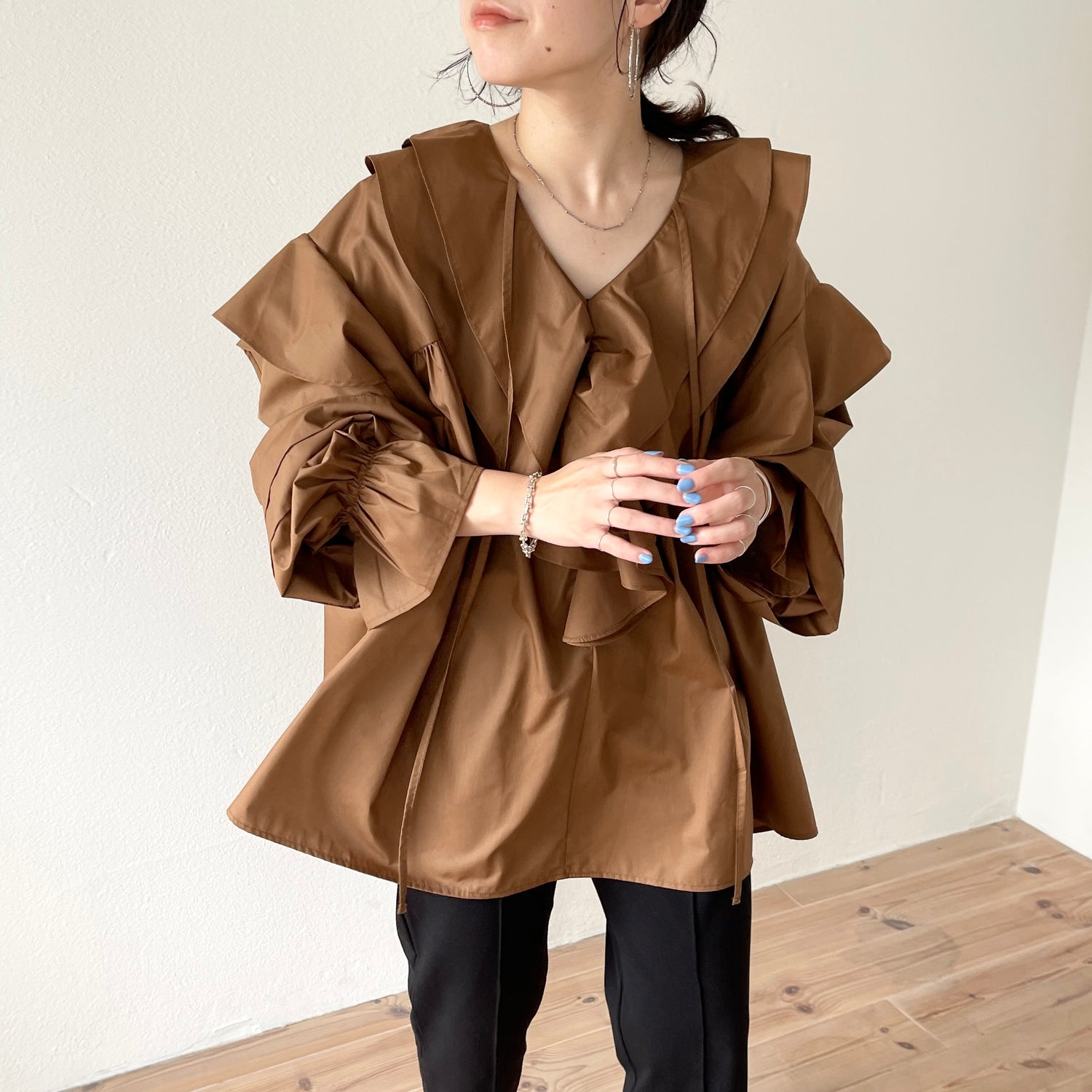big collar frill blouse / brown