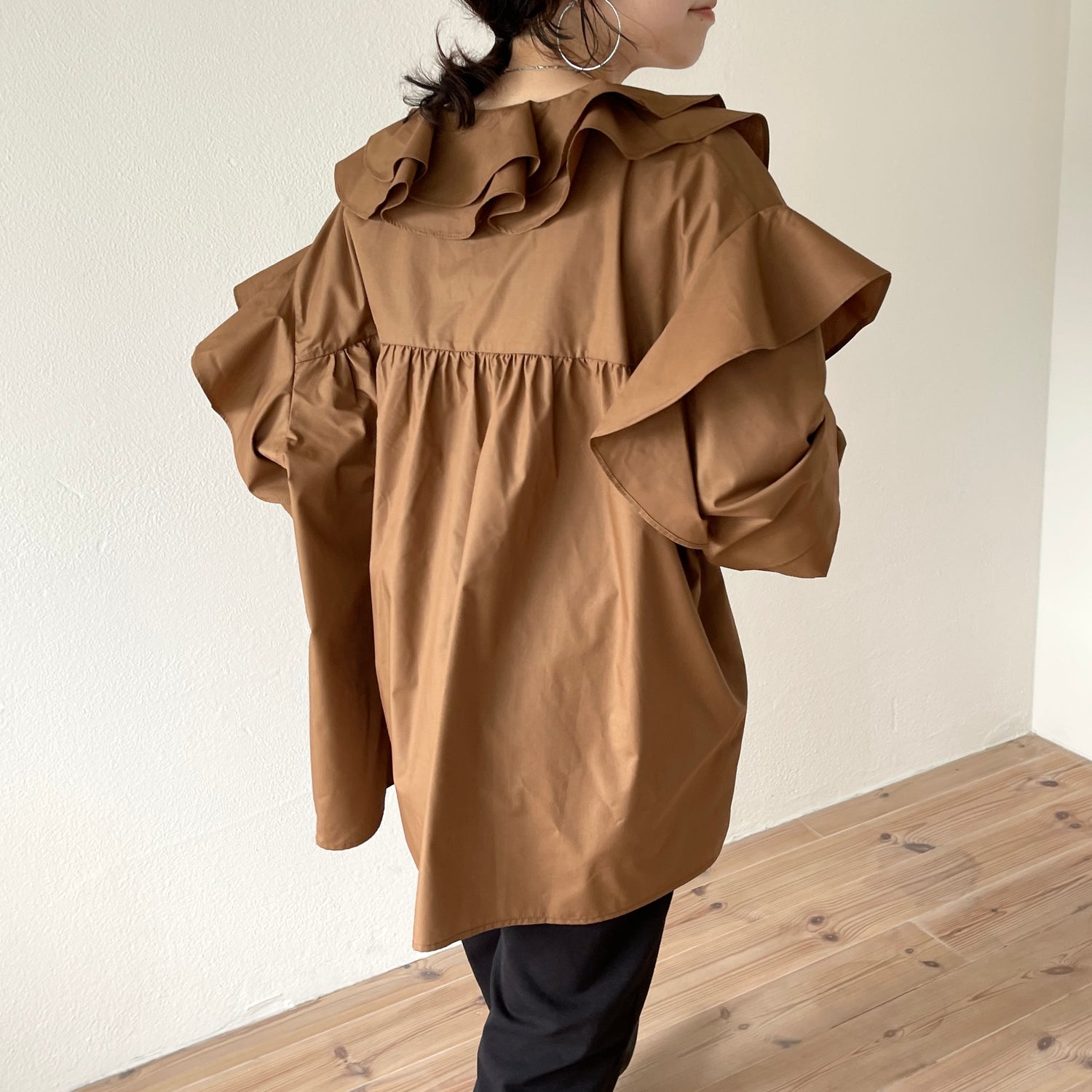 big collar frill blouse / brown