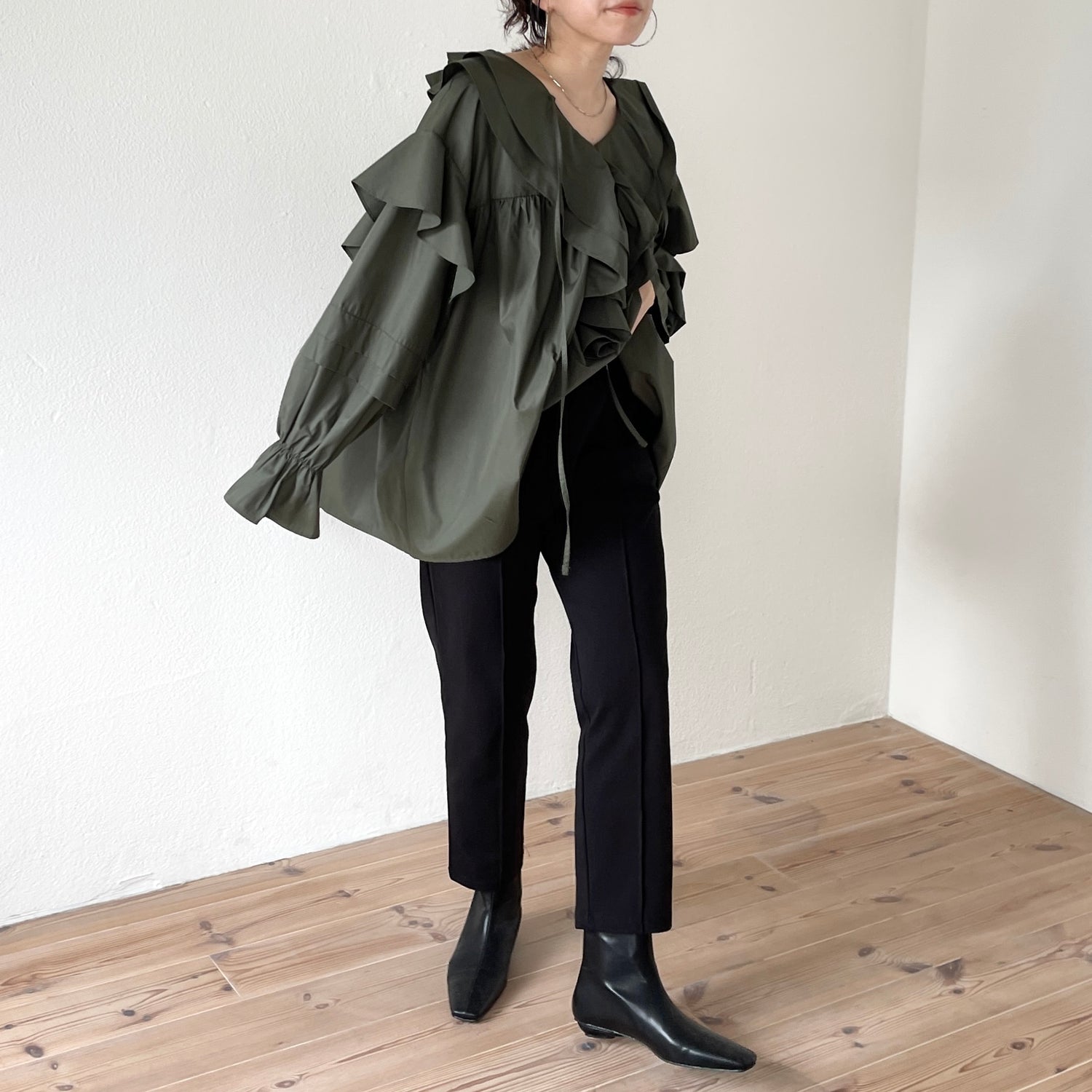 big collar frill blouse / khaki
