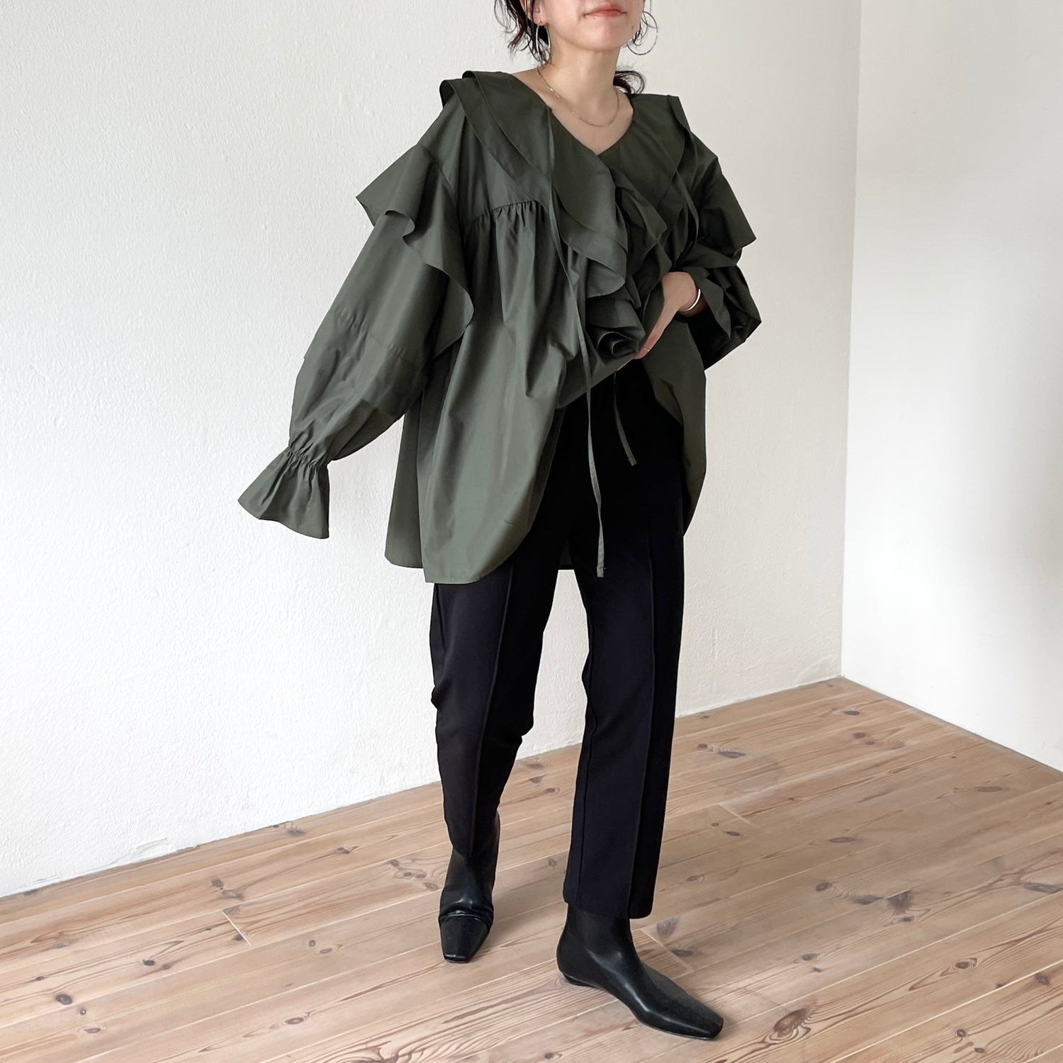 big collar frill blouse / khaki